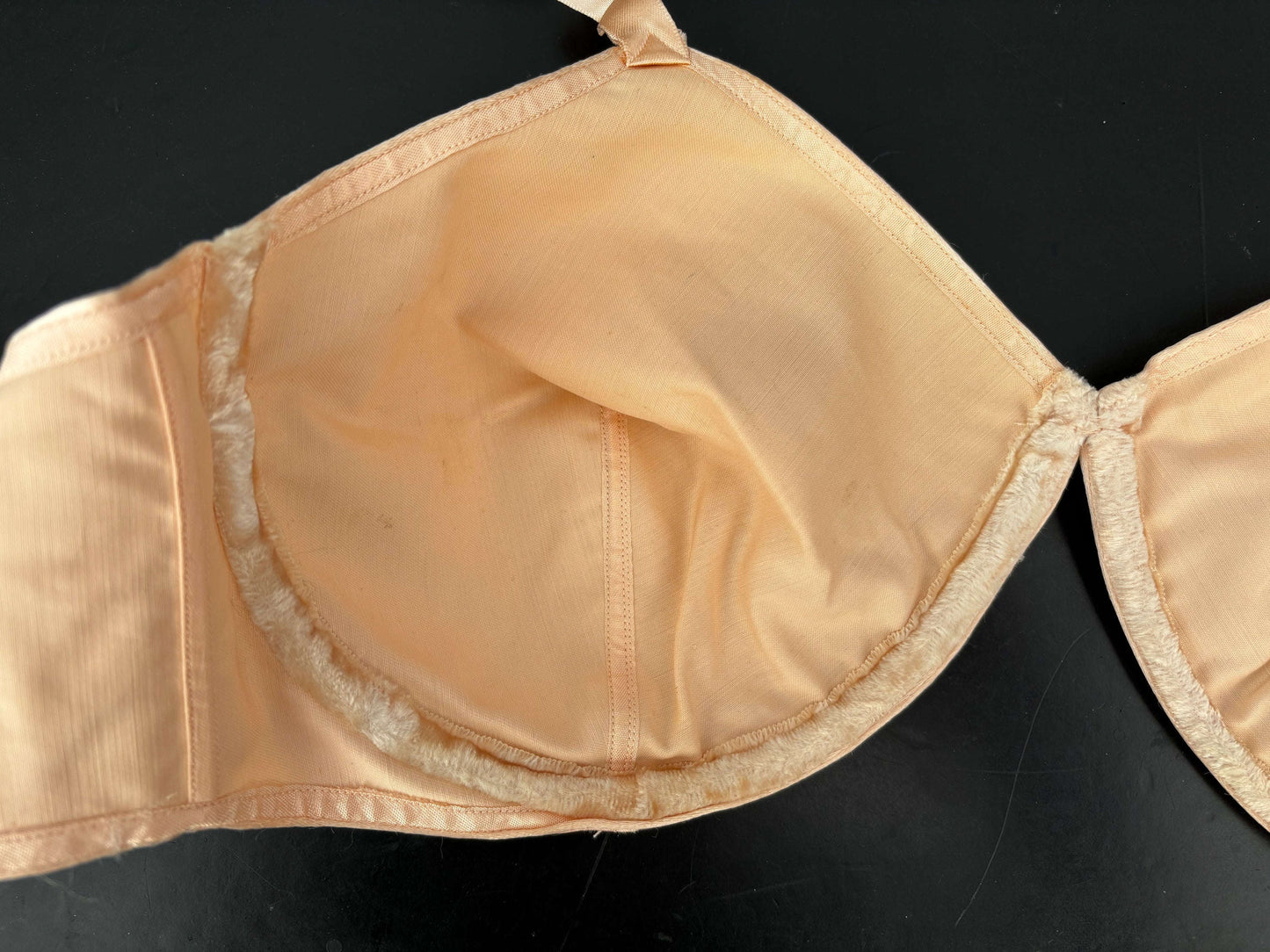 95 | 1950s Deadstock Satin Bullet Bra Lily Scarlet