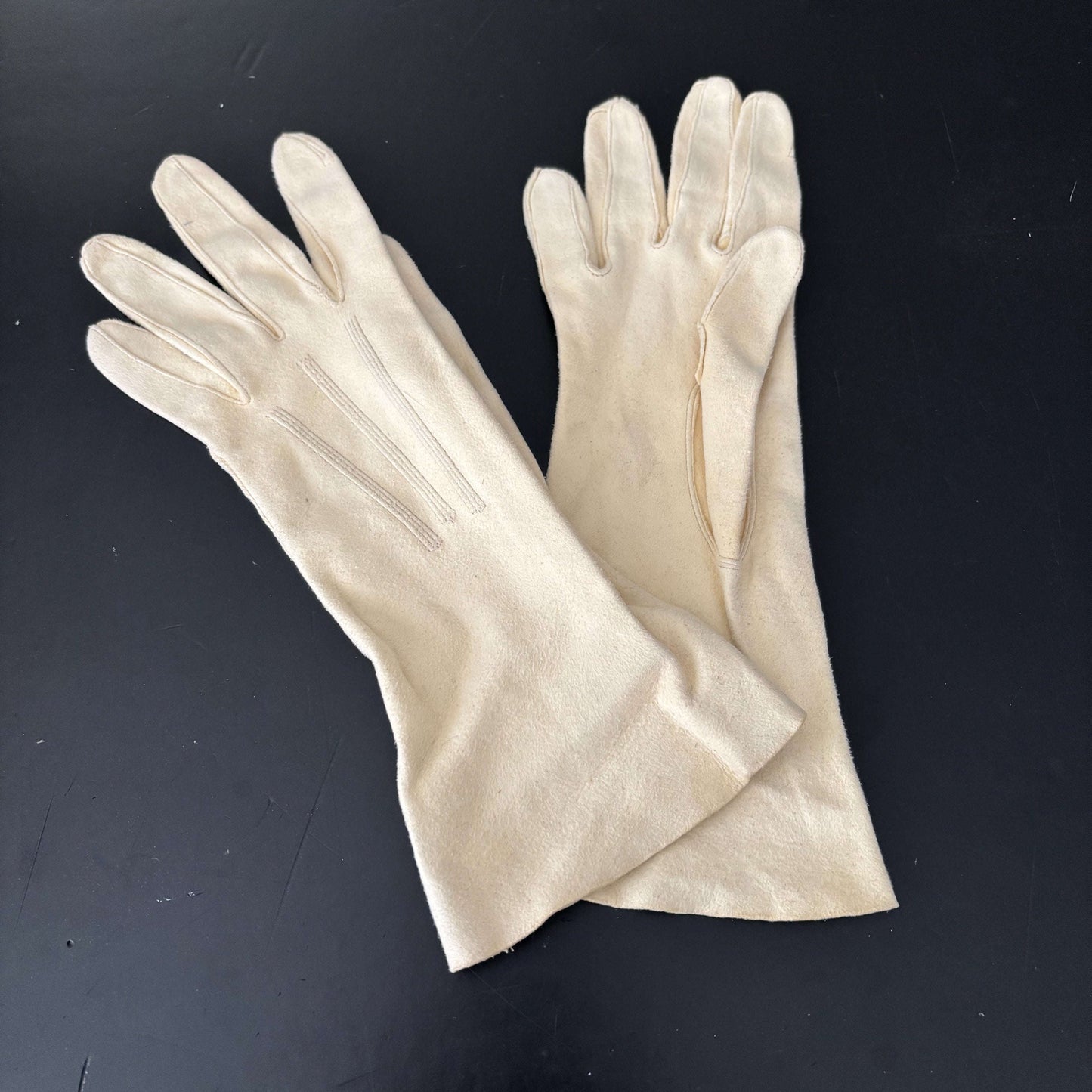 Vintage Scalloped Gloves | Size 6 Lily Scarlet