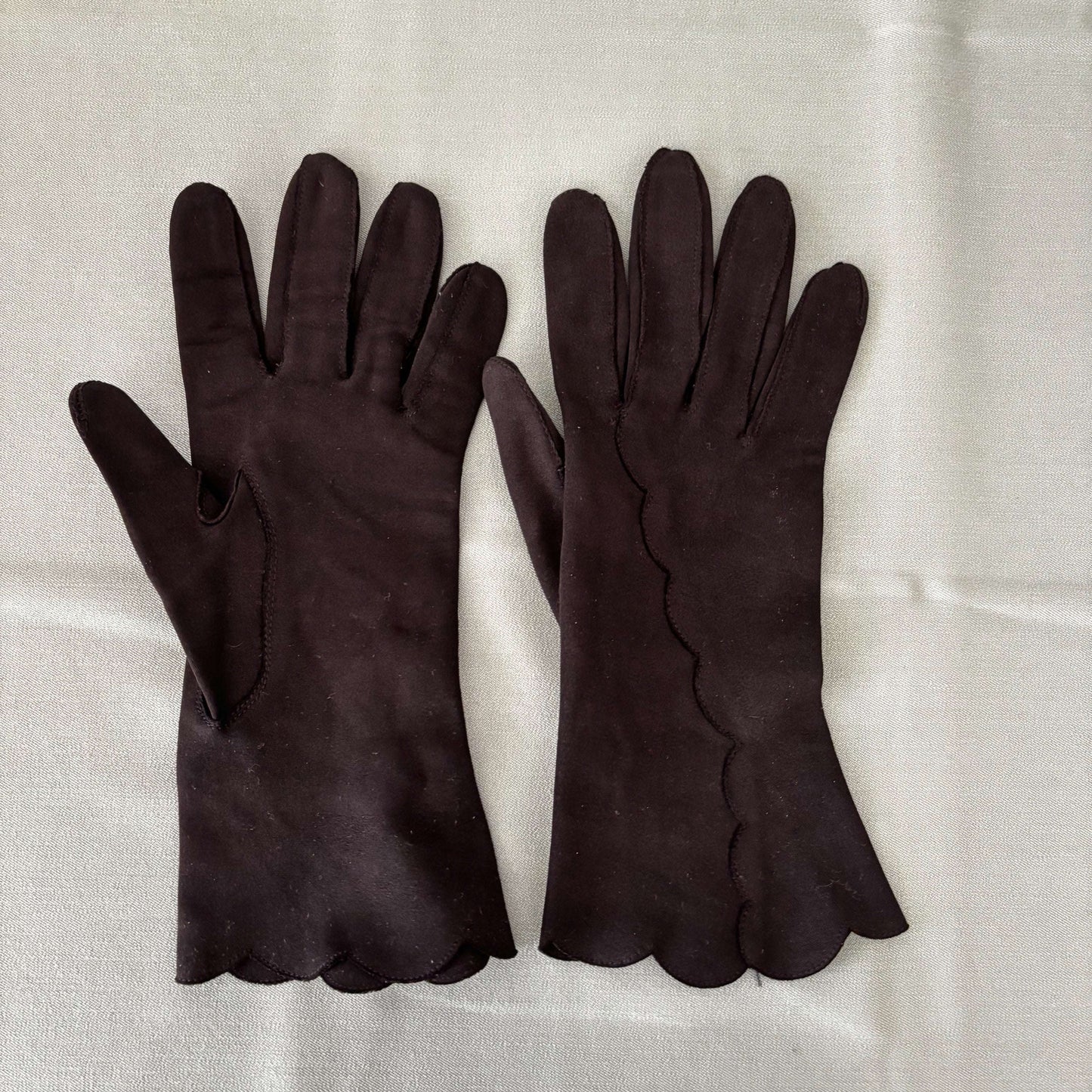 Vintage Scalloped Black Gloves | Size 7 Lily Scarlet