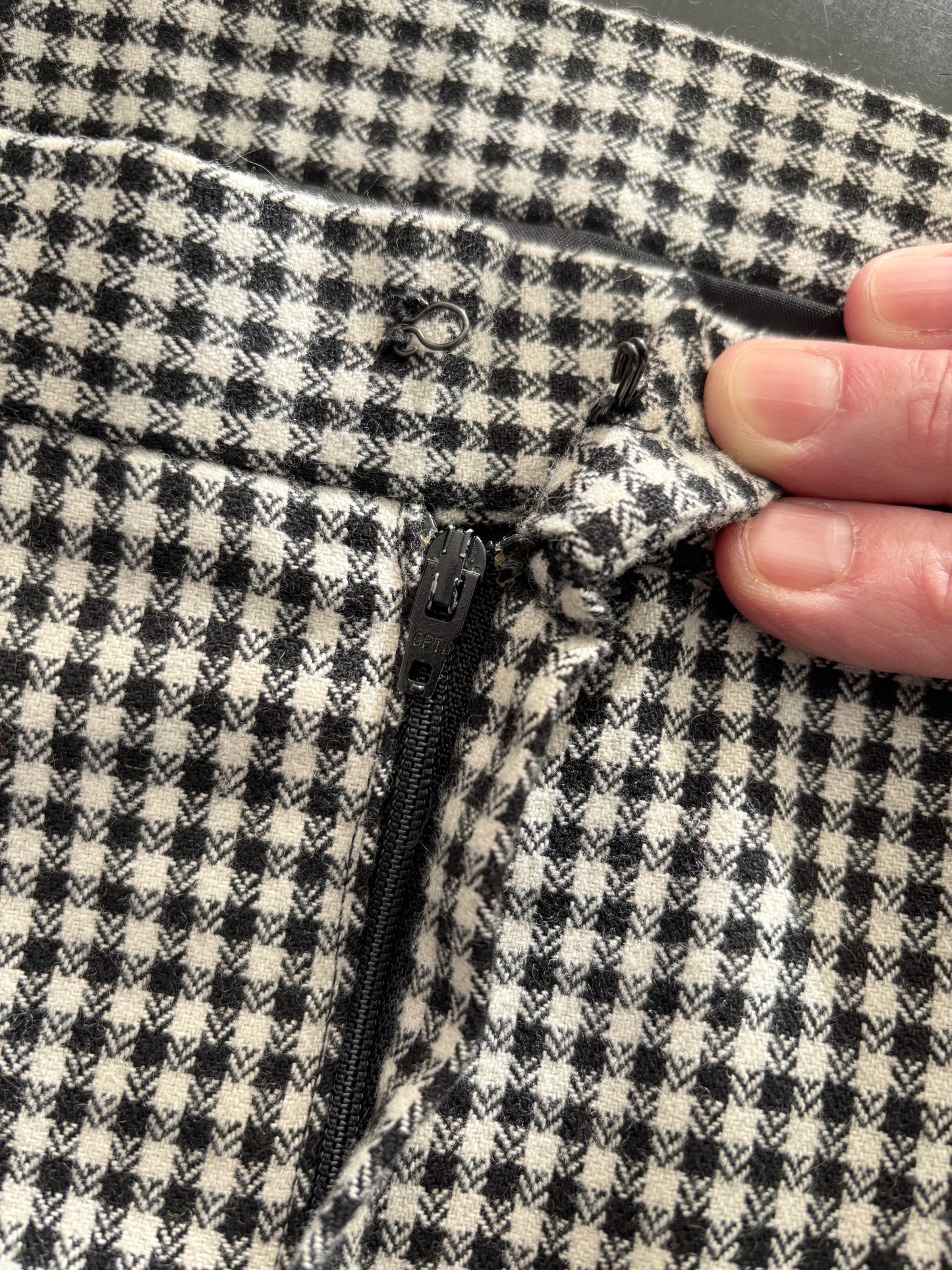 M/L | 1950s/60s Black And White Gingham Pencil Skirt