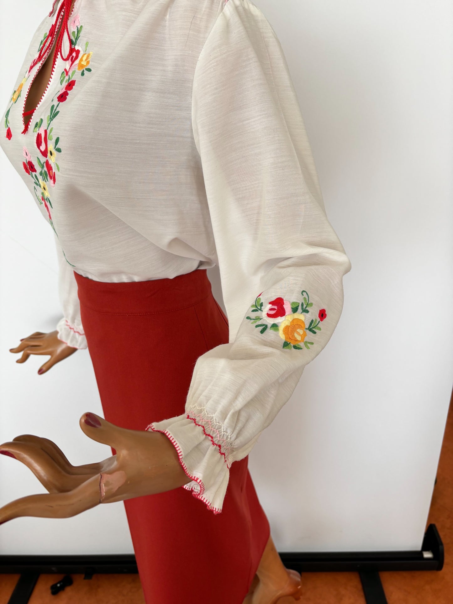 M/L | 1970s Hungarian Embroidered Blouse