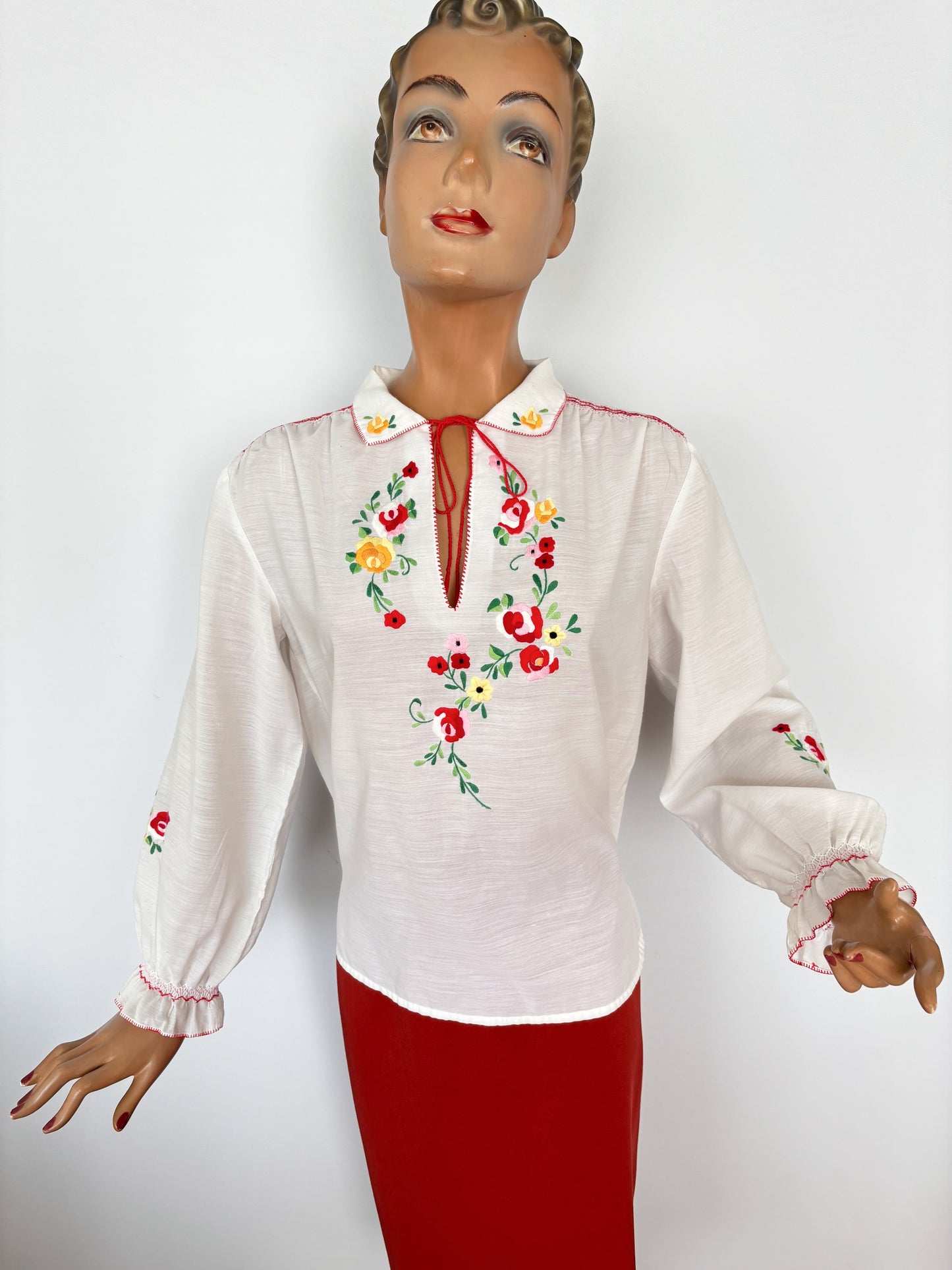 M/L | 1970s Hungarian Embroidered Blouse