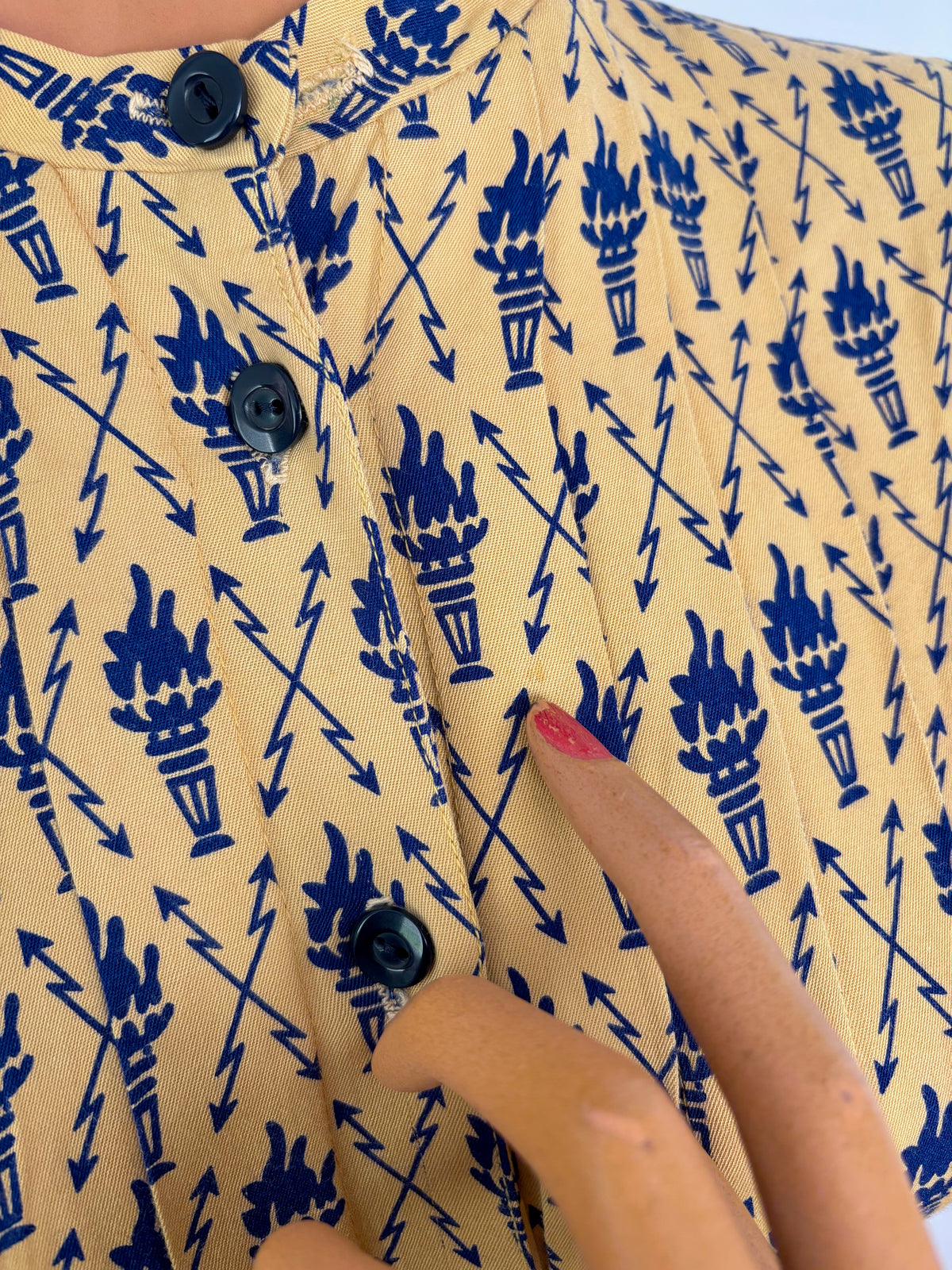 M/L | 1950s Torches and Arrows Novelty Print Blouse