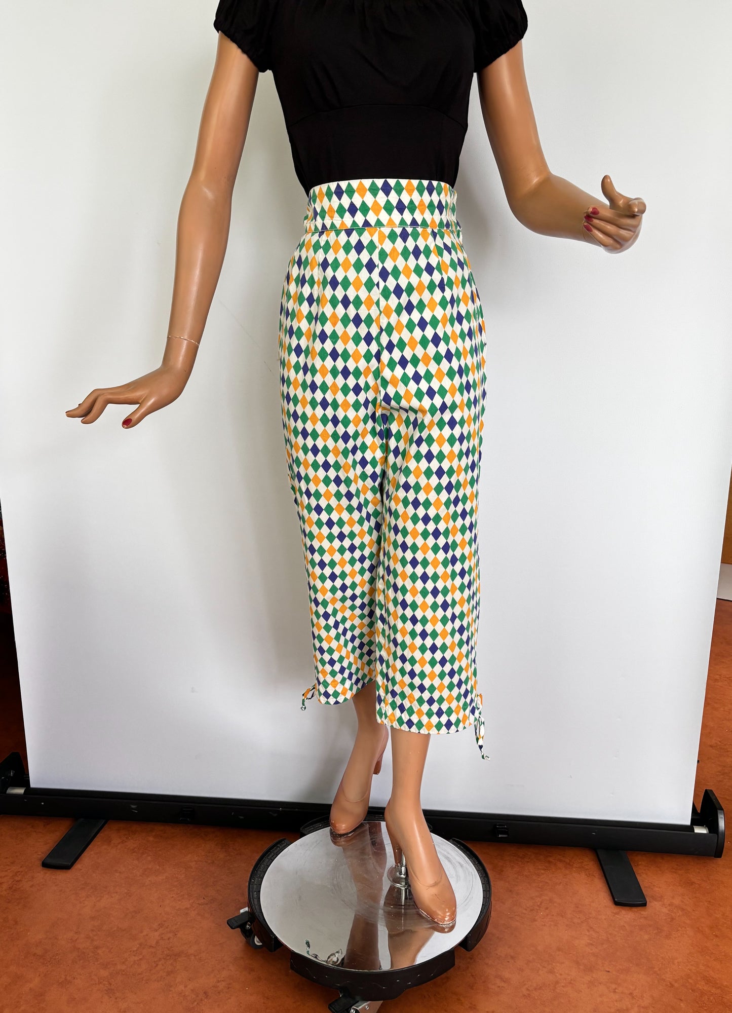 1950s Style Harlequin Capri Pants | S