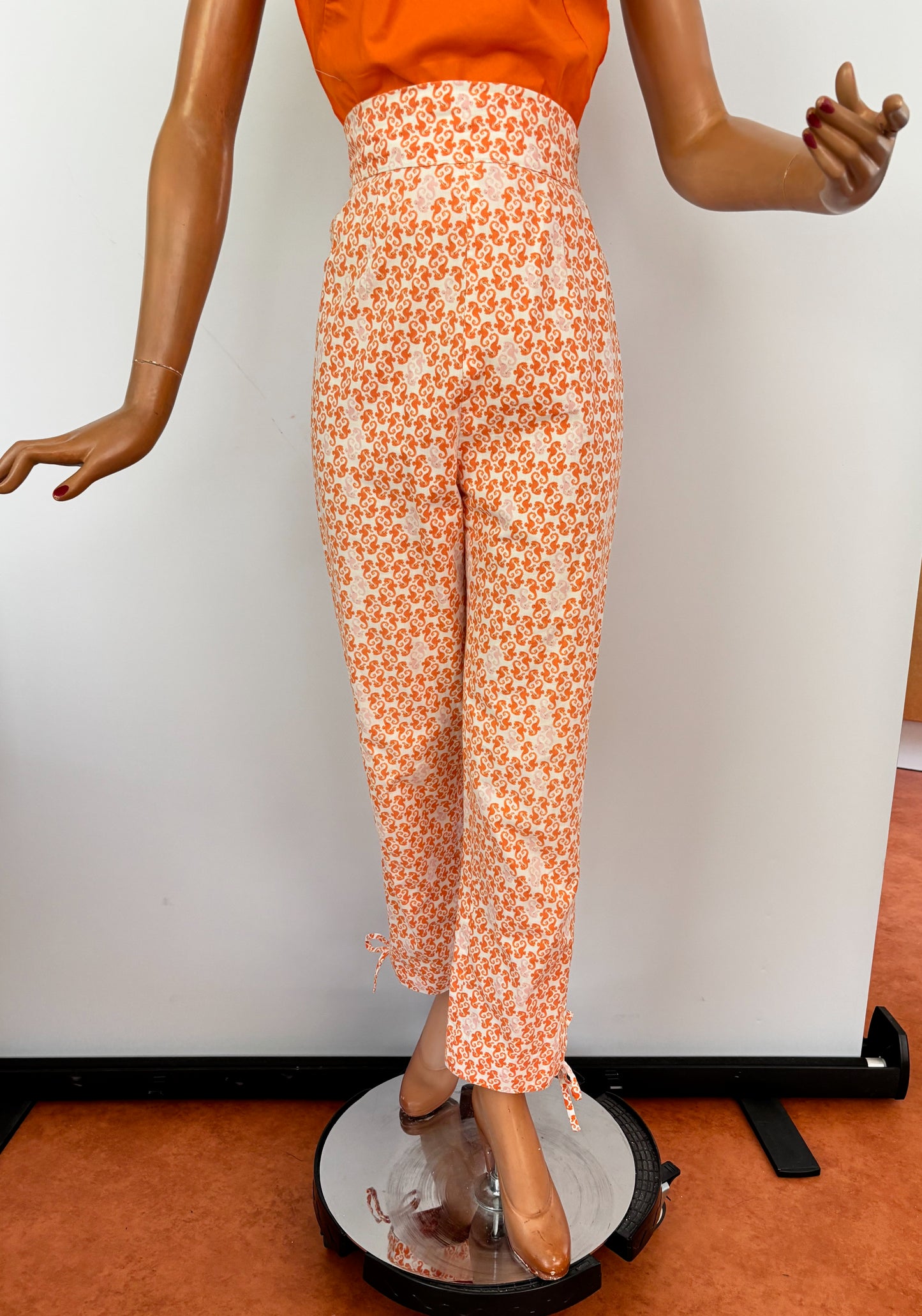 1950s Style Seahorse Print Capri Pants w. One Shoulder Top | XS/S