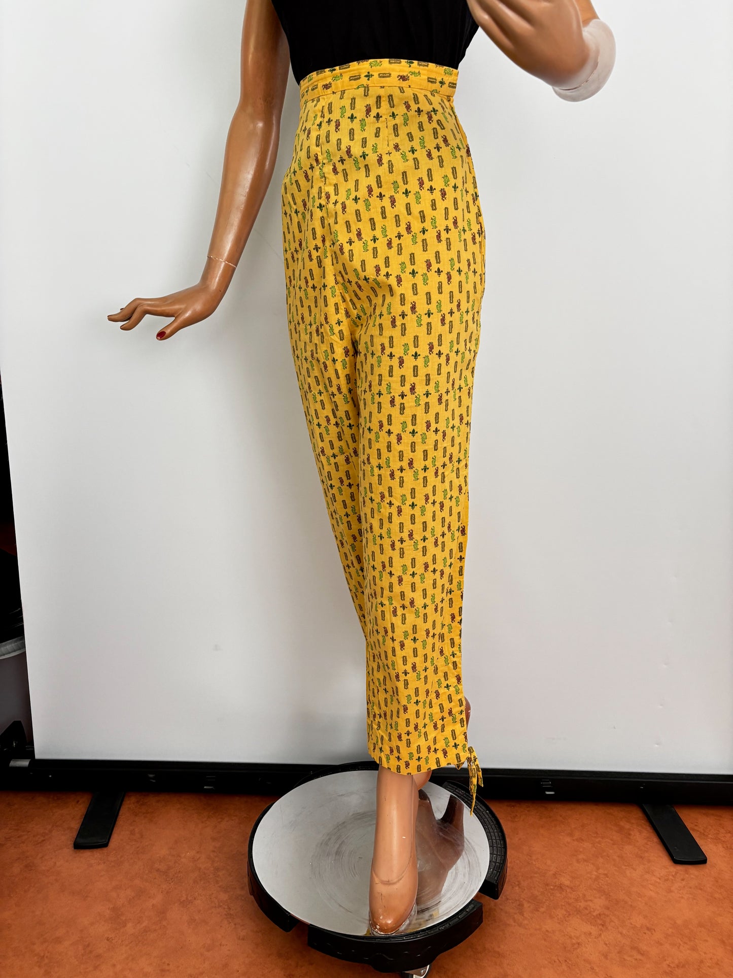 XS/S | 1950s Style Novelty Print Capri Pants