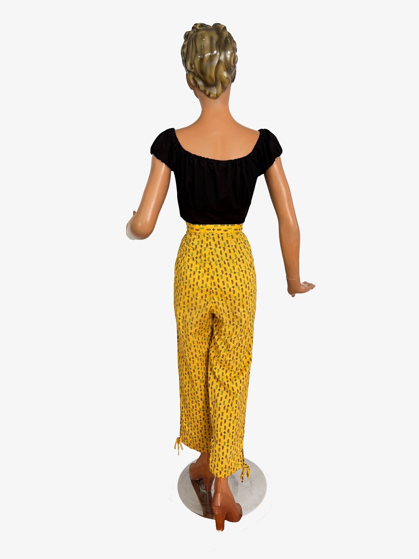 XS/S | 1950s Style Novelty Print Capri Pants Lily Scarlet