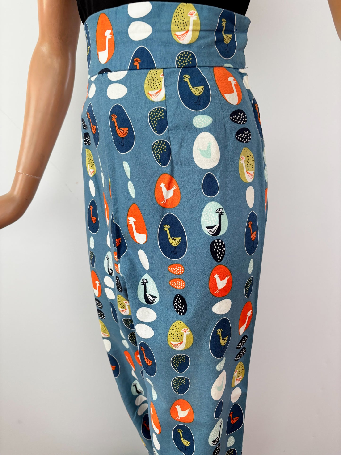 High Waisted 1950s Style Capri Pants w. Michael Miller Poultry Print | S/M