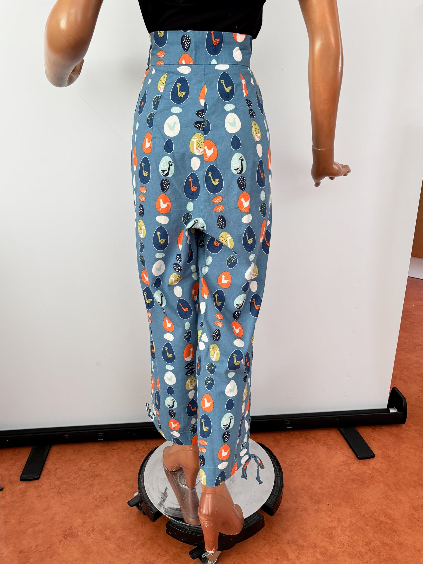 High Waisted 1950s Style Capri Pants w. Michael Miller Poultry Print | S/M