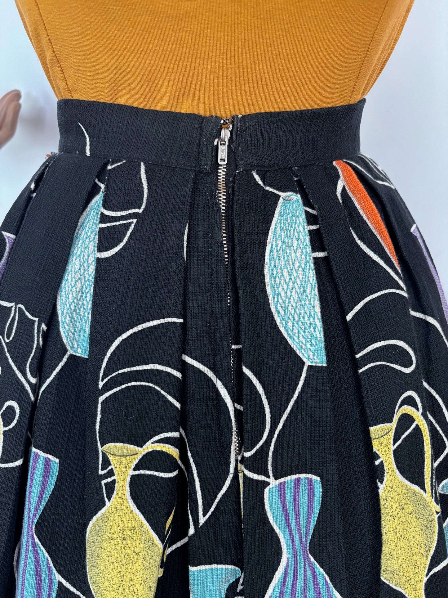 M | 1950s Barkcloth Novelty Skirt With Vase Print Lily Scarlet