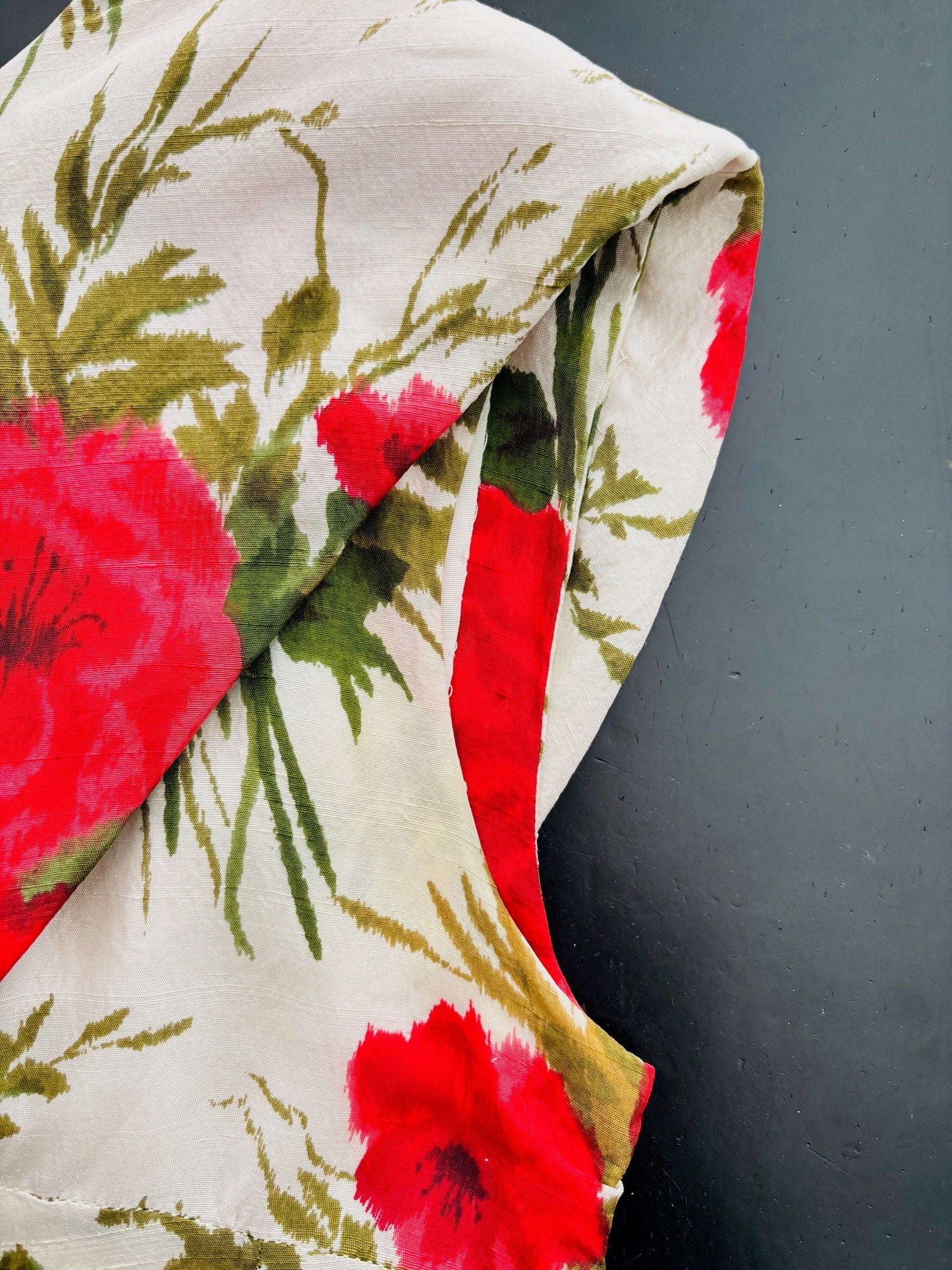 M | 1950s/60s Silk Floral Wiggle Dress Lily Scarlet