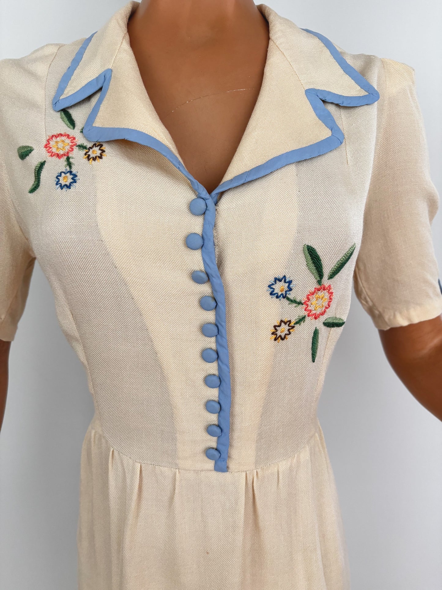 1930s/40s Cream Wool Dress With Embroidered Flowers and Blue Trim | XL/XXL