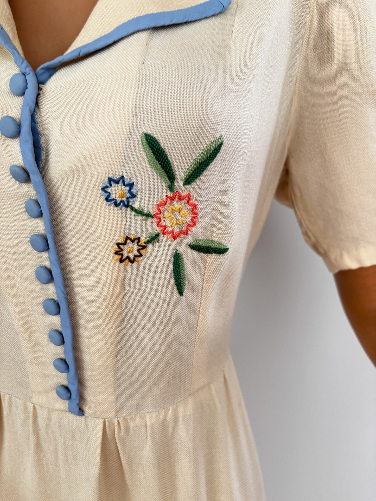 1930s/40s Cream Wool Dress With Embroidered Flowers and Blue Trim | XL/XXL
