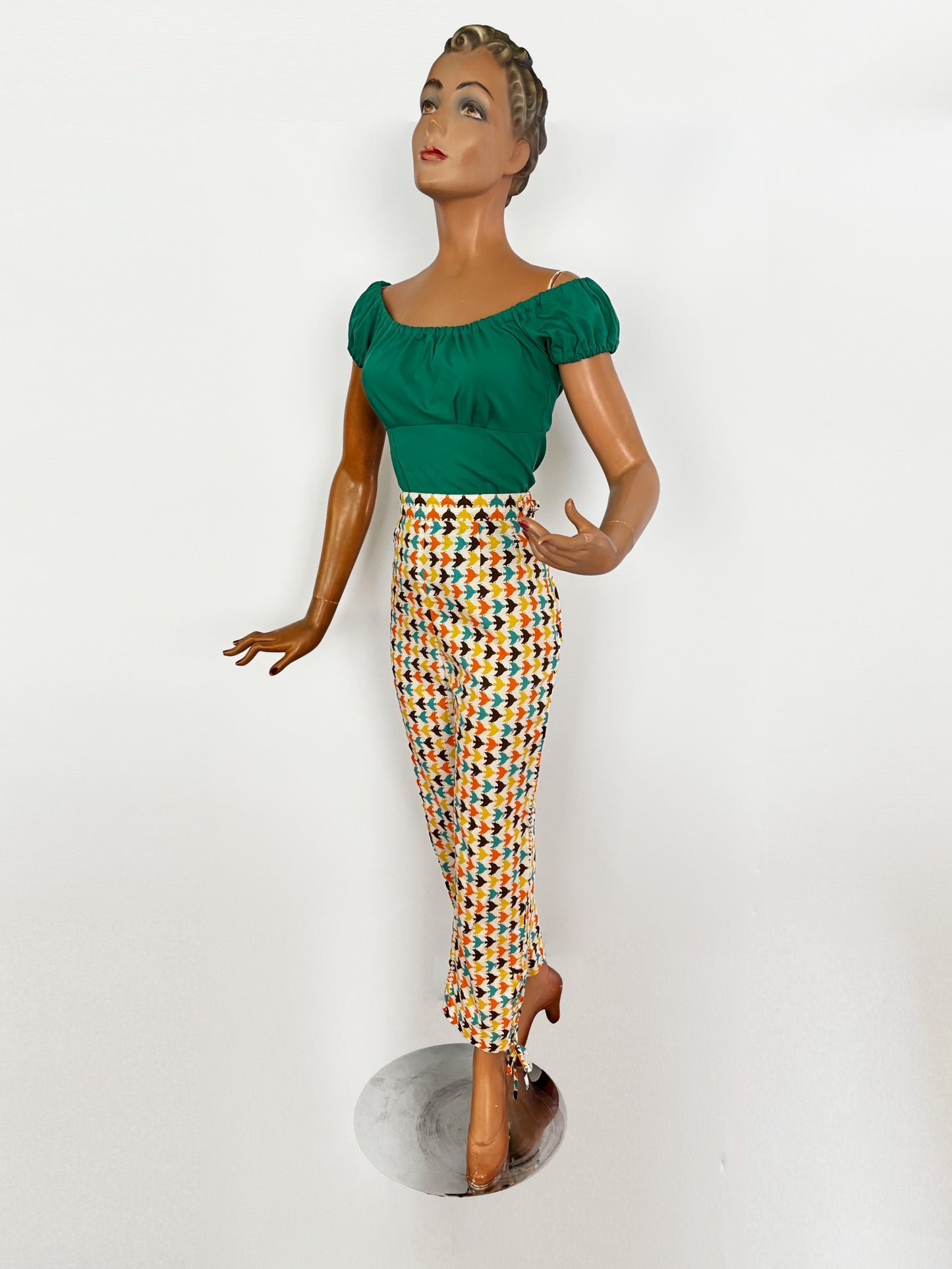 1950s Style Harlequin Capri Pants with Bird Print | S