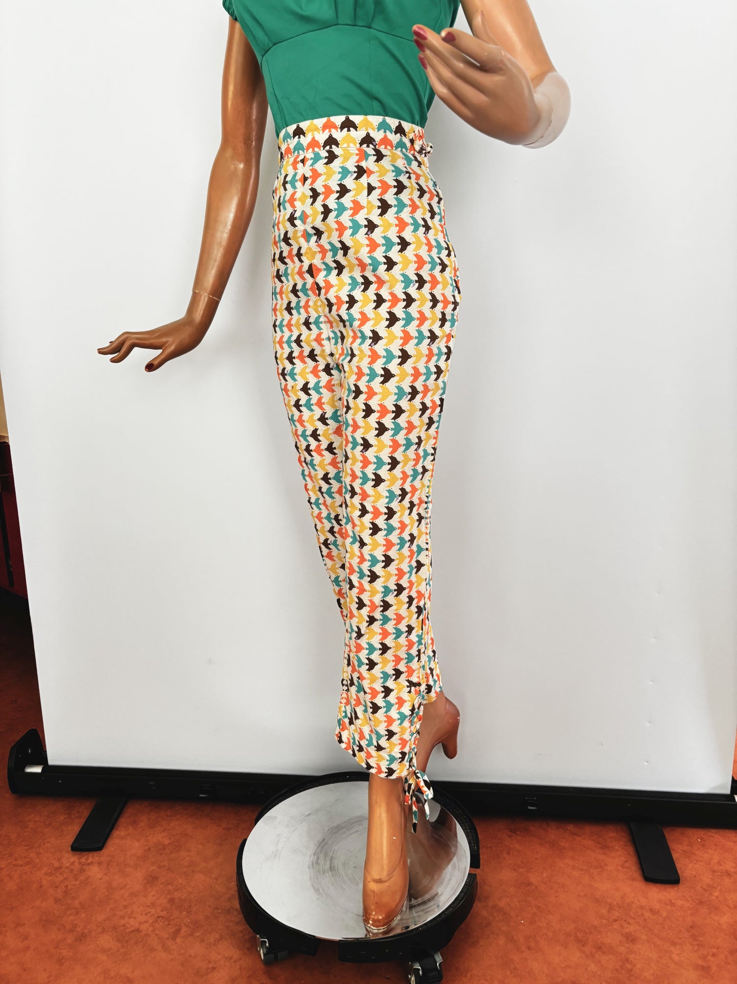 1950s Style Harlequin Capri Pants with Bird Print | S