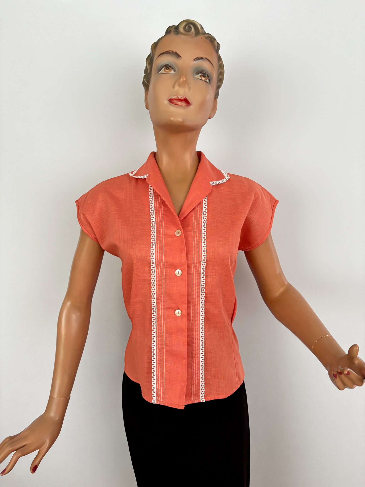 1950s New Old Stock Salmon Pink Sleeveless Linen Cotton Blouse With Lace Trim | L