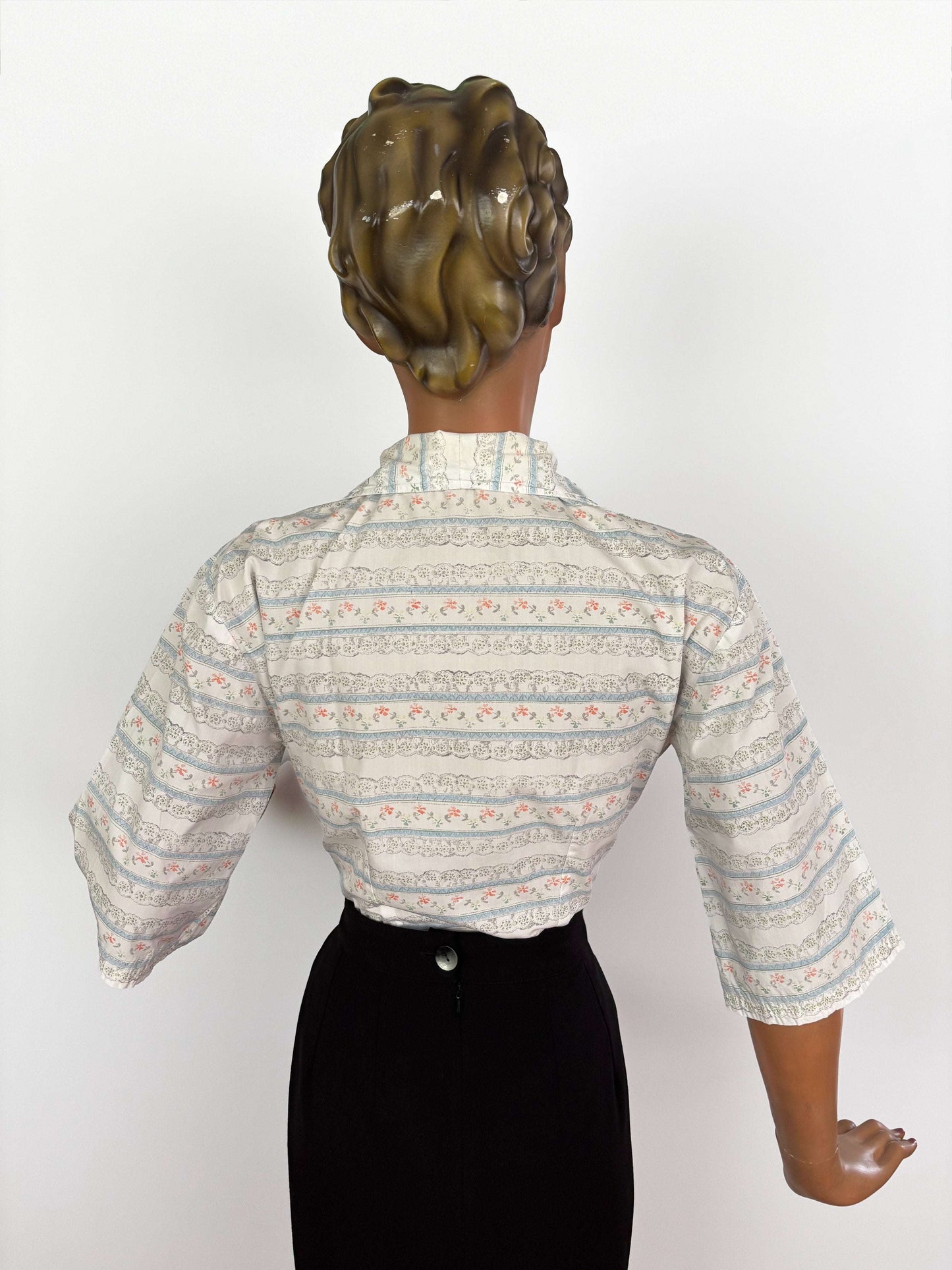 S/M | 1950s Cotton Blouse With Floral and Lace Print Lily Scarlet