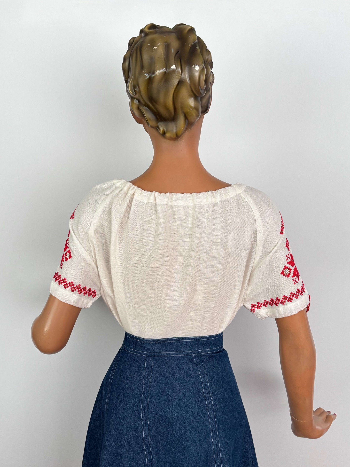 L/XL | 1950s 1960s Hand Embroidered Openwork Romanian Lily Scarlet