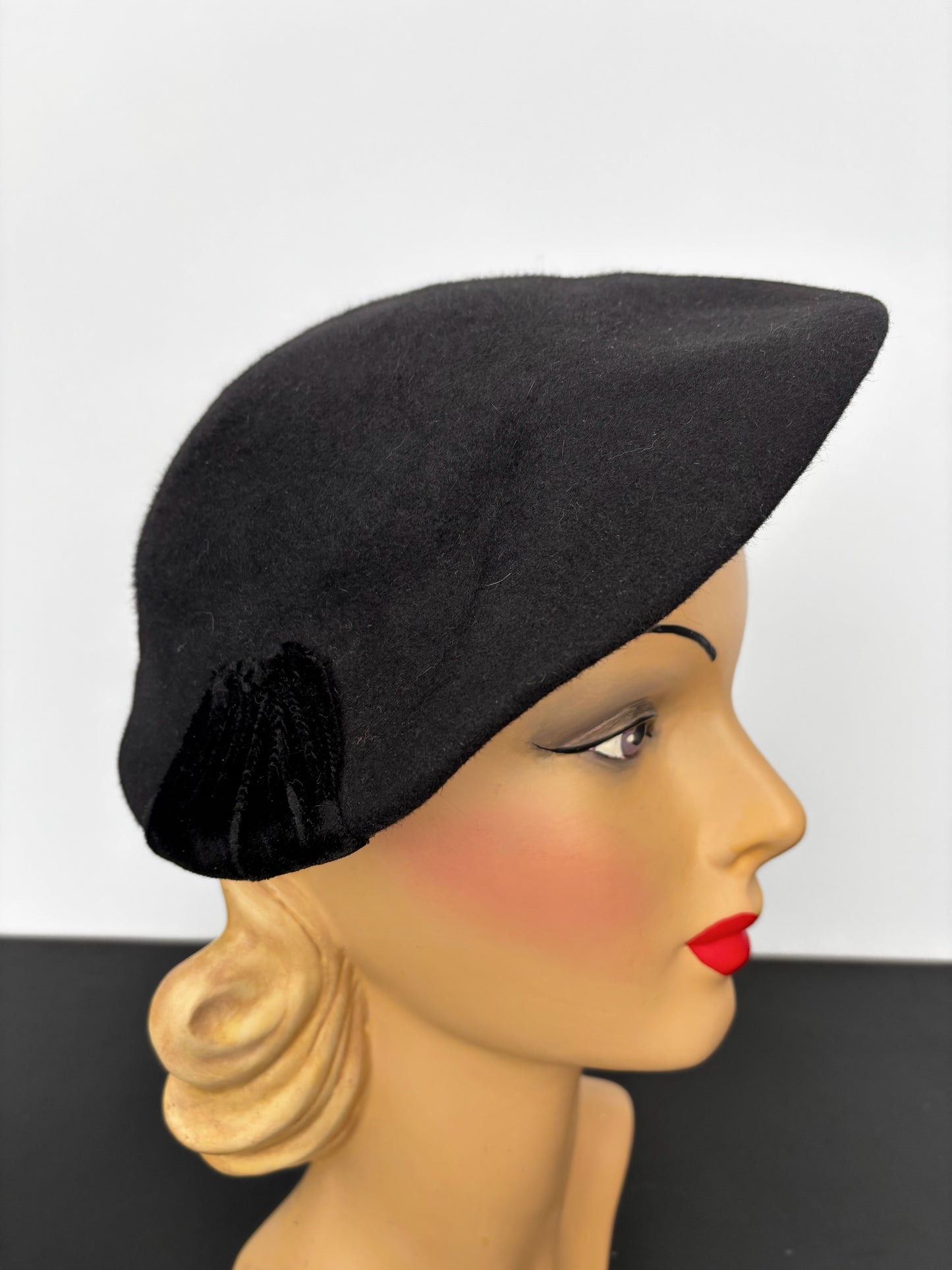 1940s Felt Hat With Velvet Bow Accents