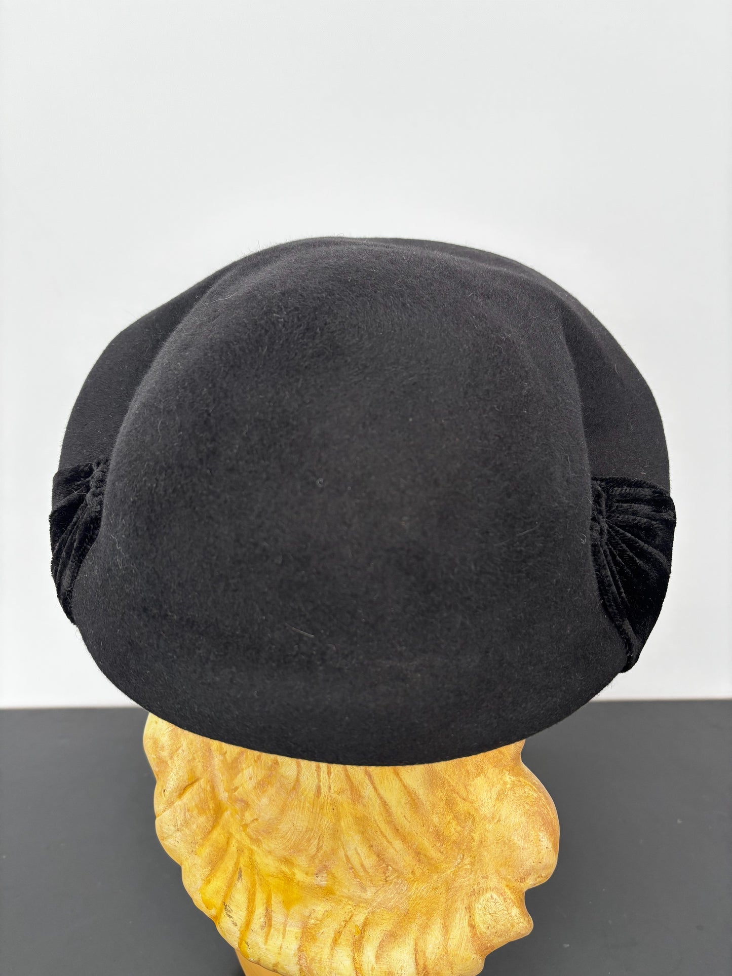 1940s Felt Hat With Velvet Bow Accents
