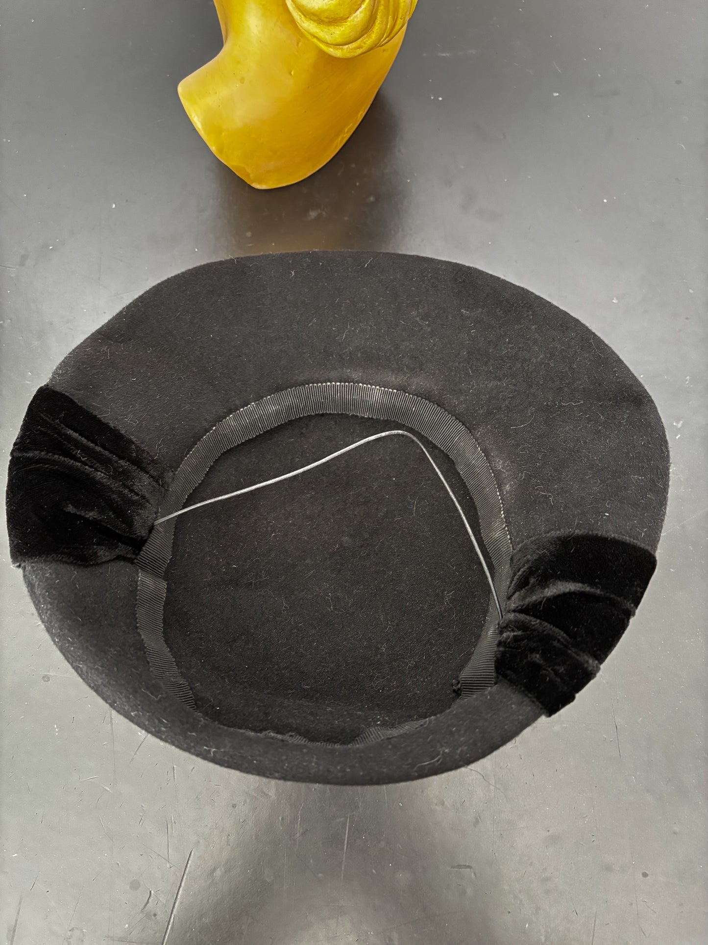 1940s Felt Hat With Velvet Bow Accents