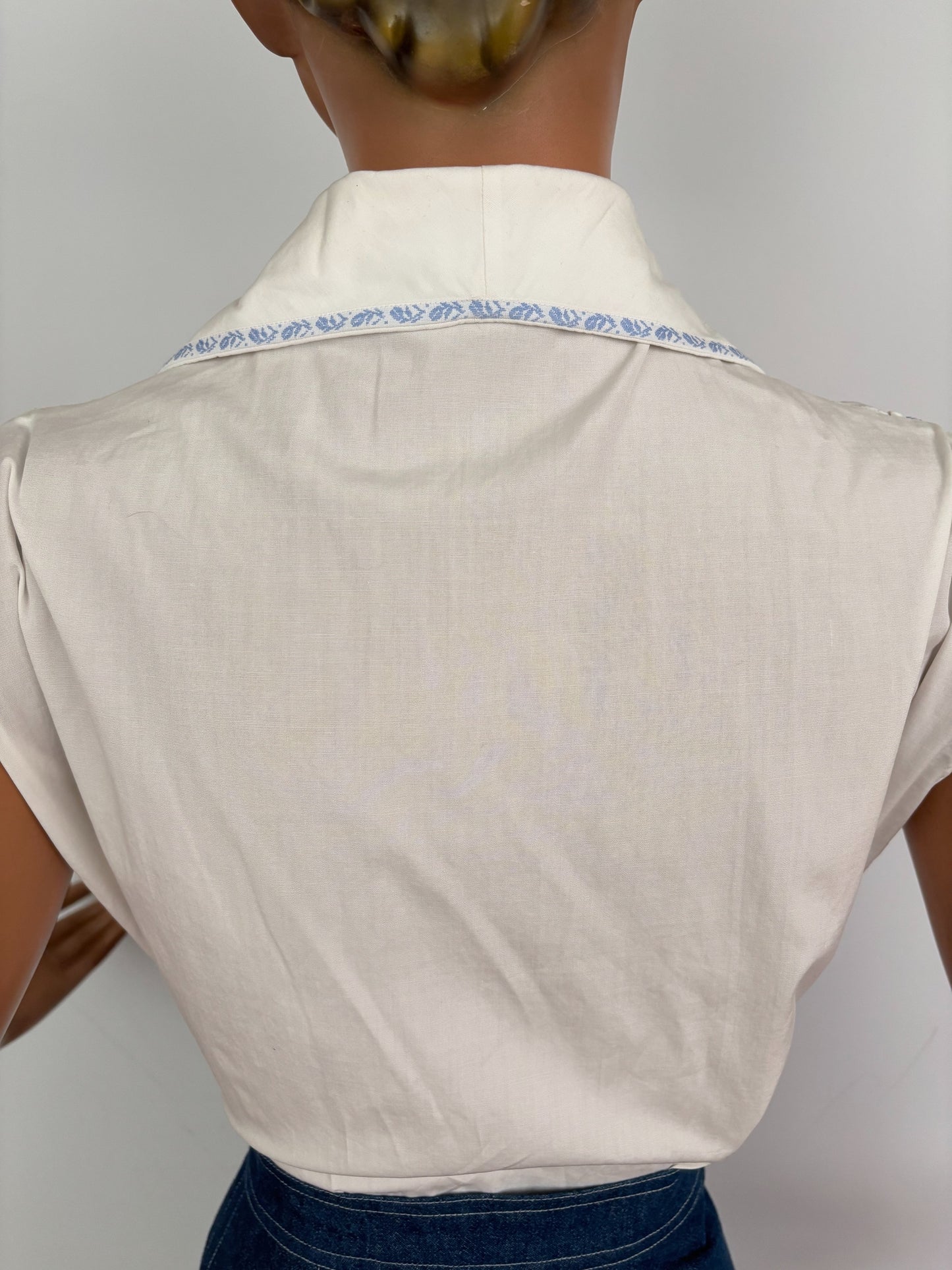 S | 1950s White Cotton Blouse With Blue Floral Trim