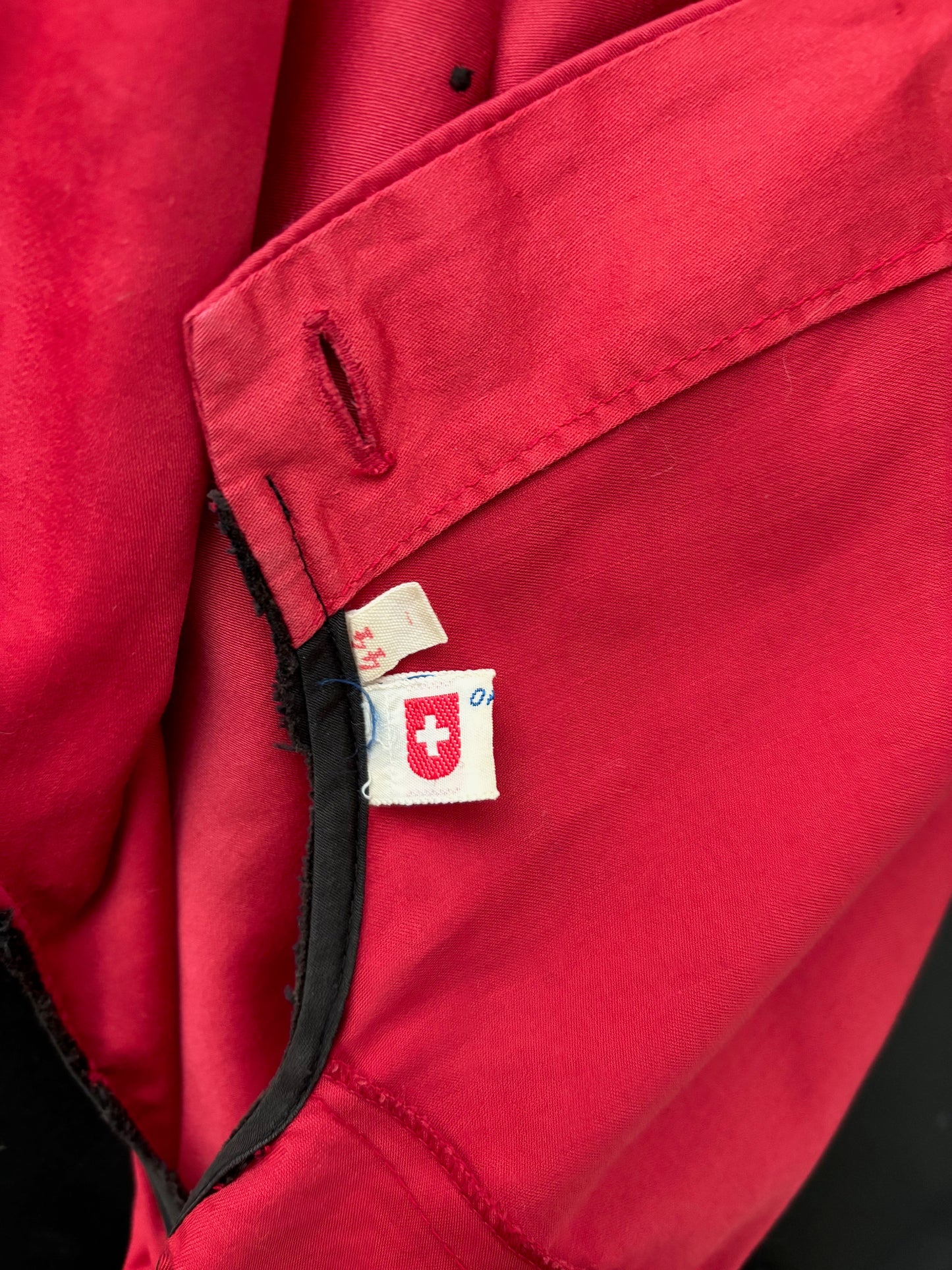 L/XL | 1950s Swiss Embroidered Blouse in Raspberry Red Poplin