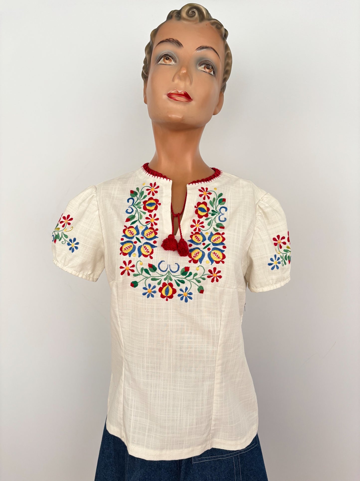 M | 1960s Embroidered Hungarian Folk Blouse