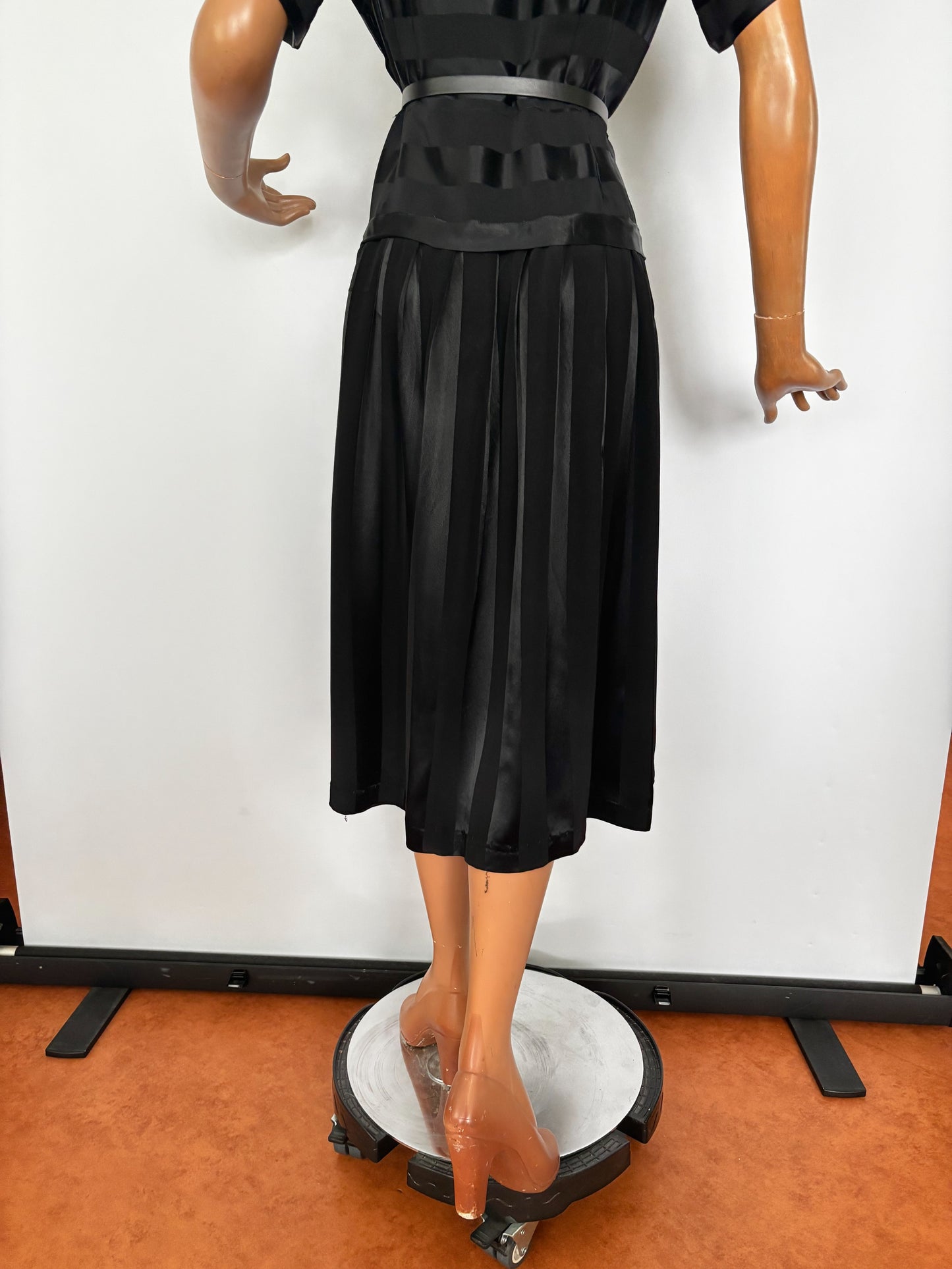XL | 1940s/50s Black Satin Panel Dress Form Fit New York