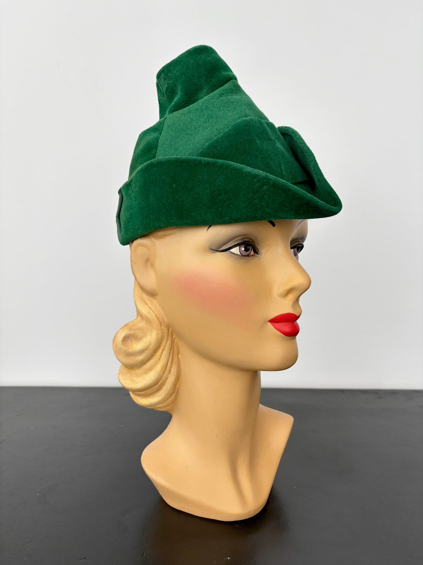 1940s Green Wool Felt Robin Hood Tilt Hat