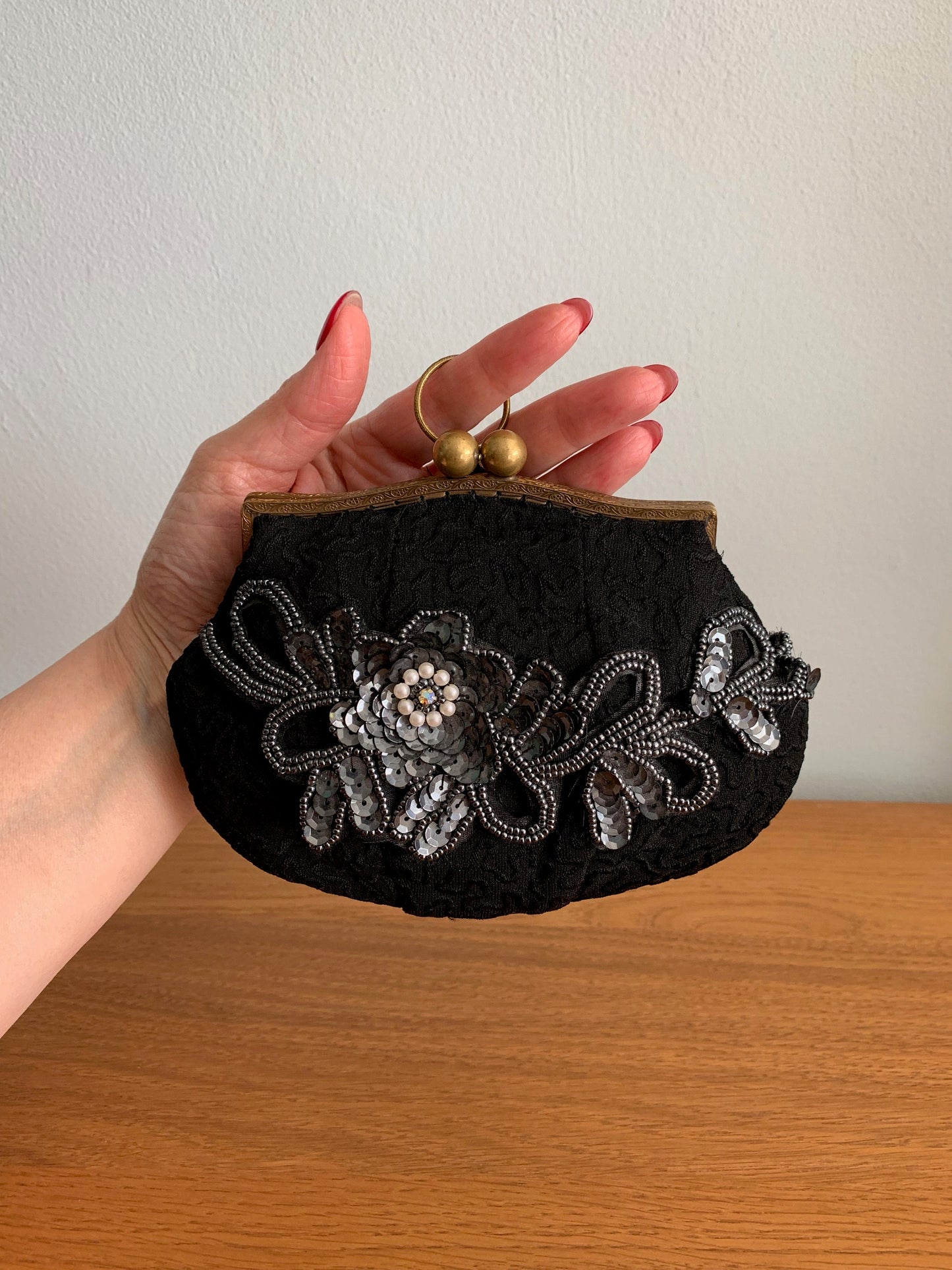 Vintage 1930s/1940s Beaded and Sequined Purse with Brass Frame – Floral Decoration