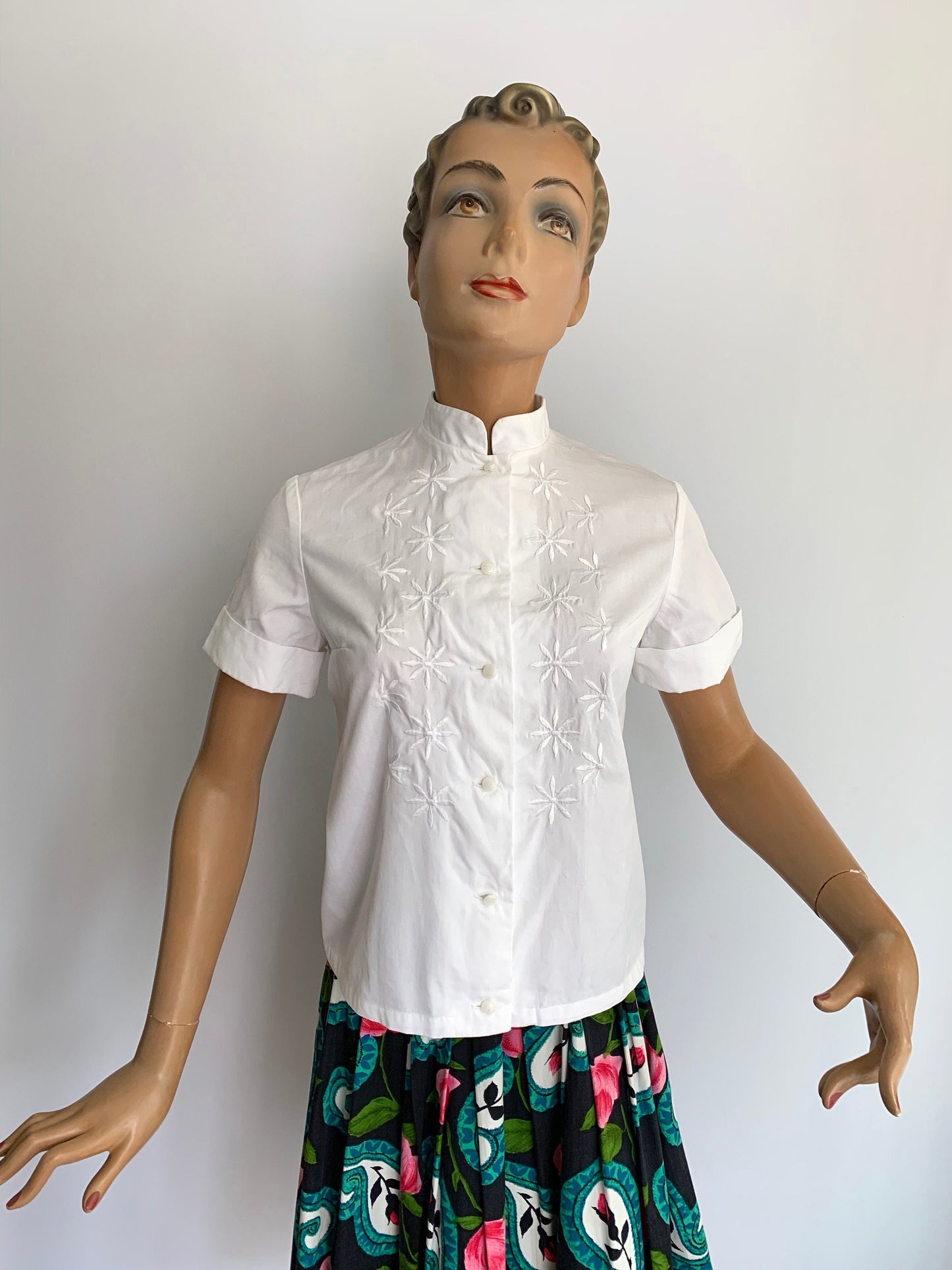 S | 1950s Mandarin Collar Embroidered Cotton Blouse