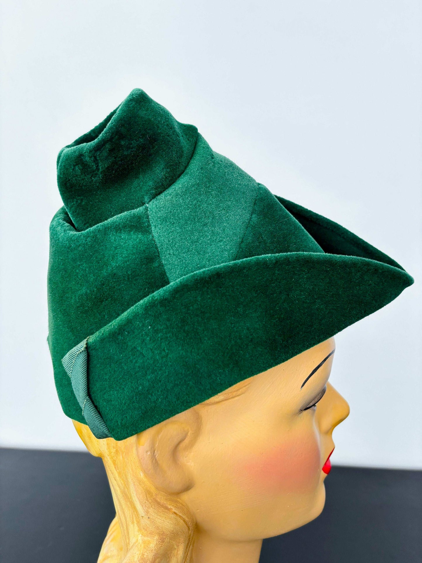 1940s Green Wool Felt Robin Hood Tilt Hat