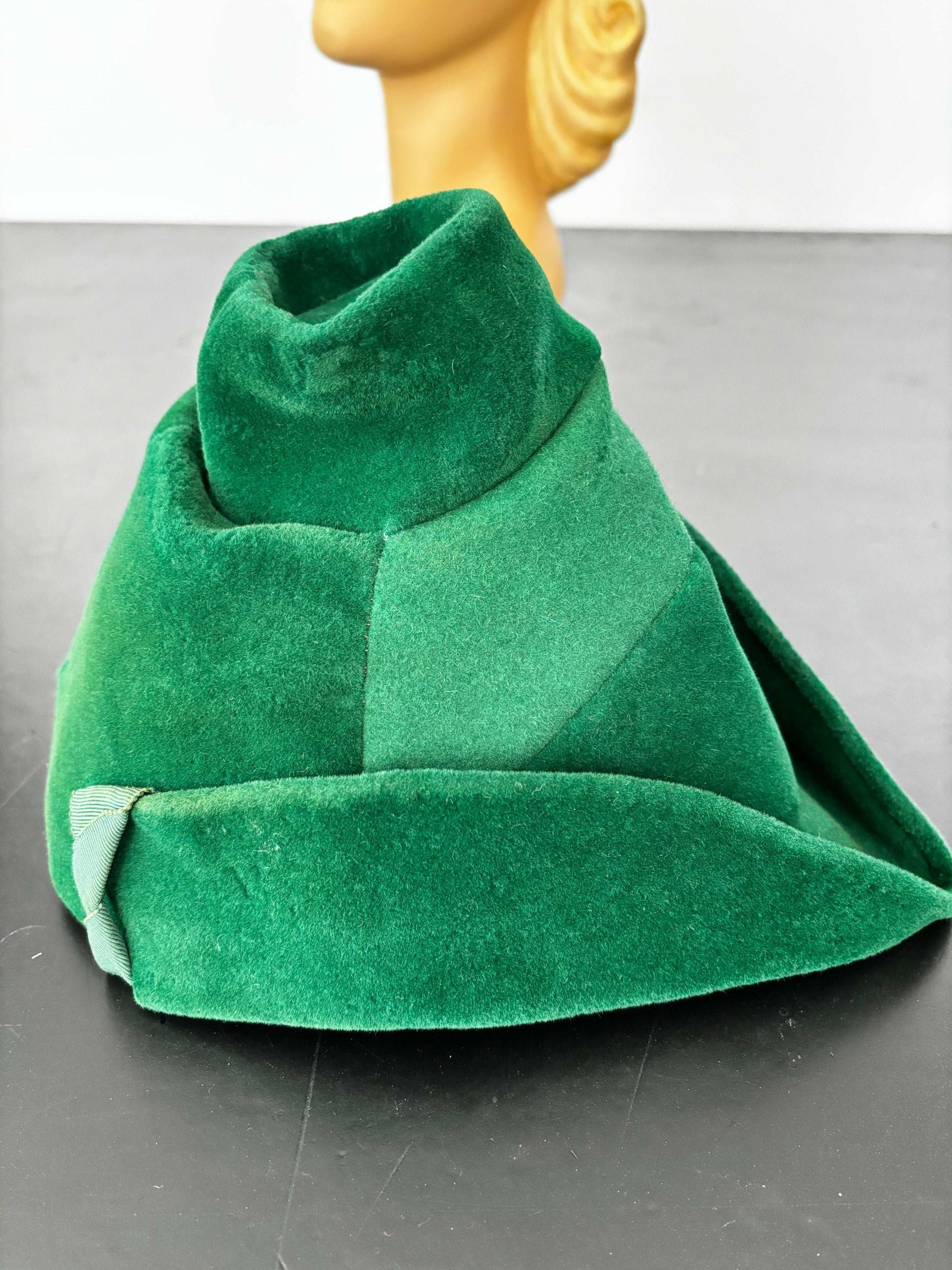 1940s Green Wool Felt Robin Hood Tilt Hat