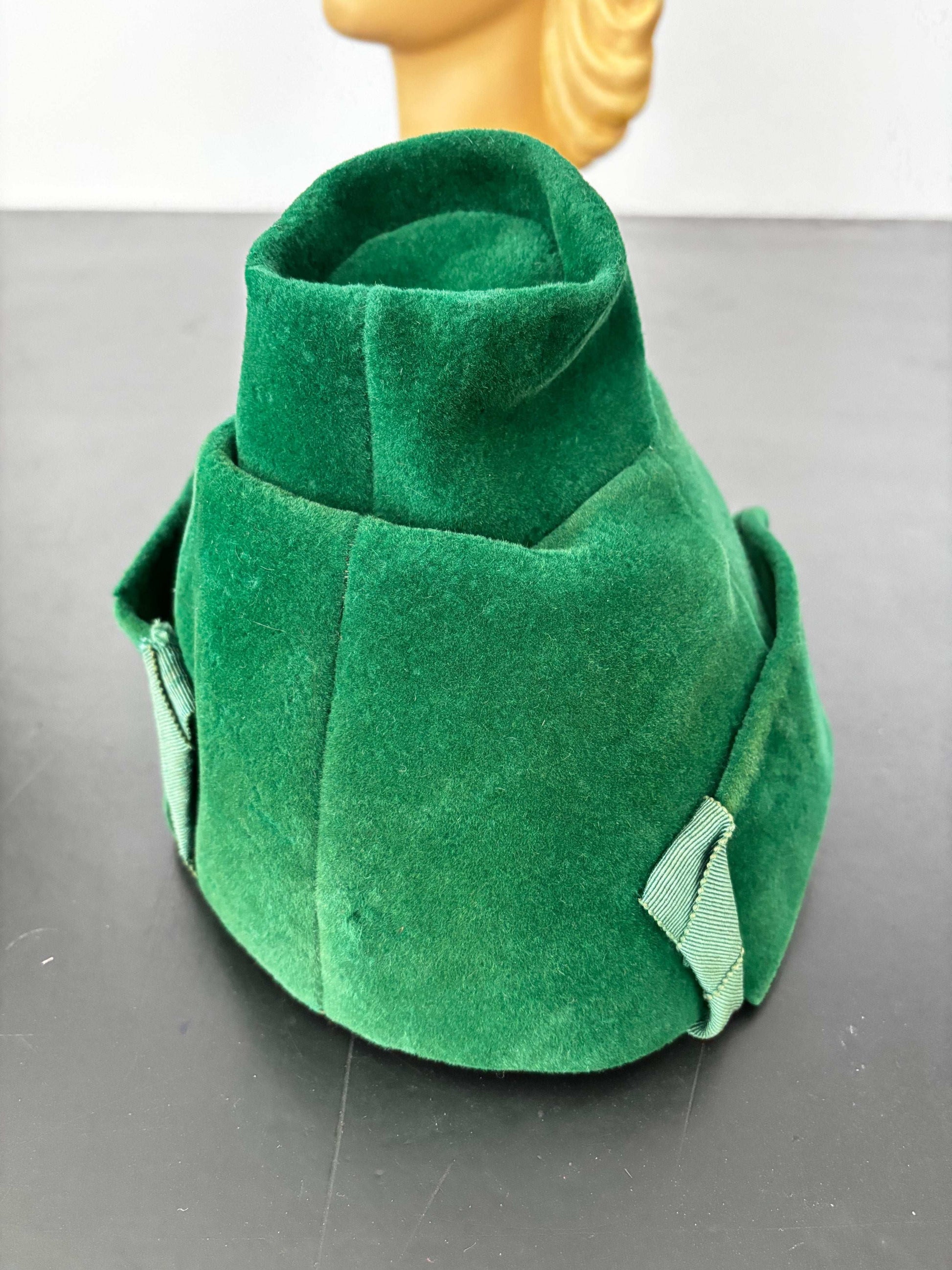 1940s Green Wool Felt Robin Hood Tilt Hat