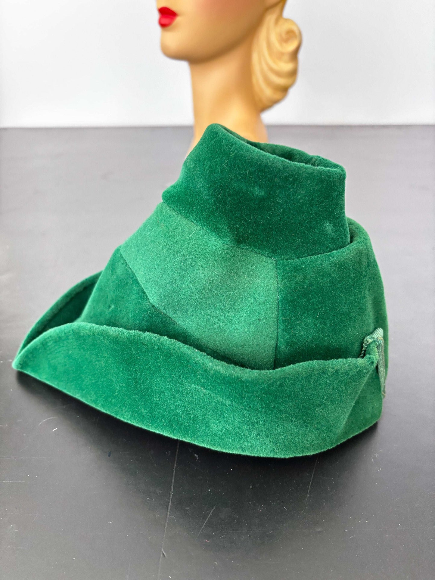 1940s Green Wool Felt Robin Hood Tilt Hat