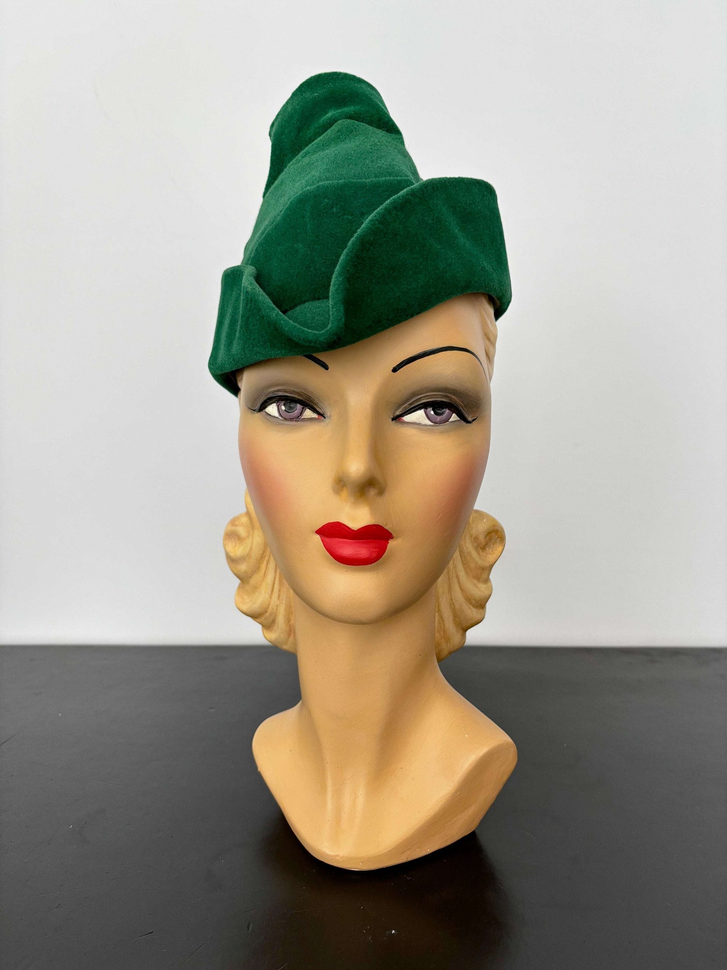1940s Green Wool Felt Robin Hood Tilt Hat