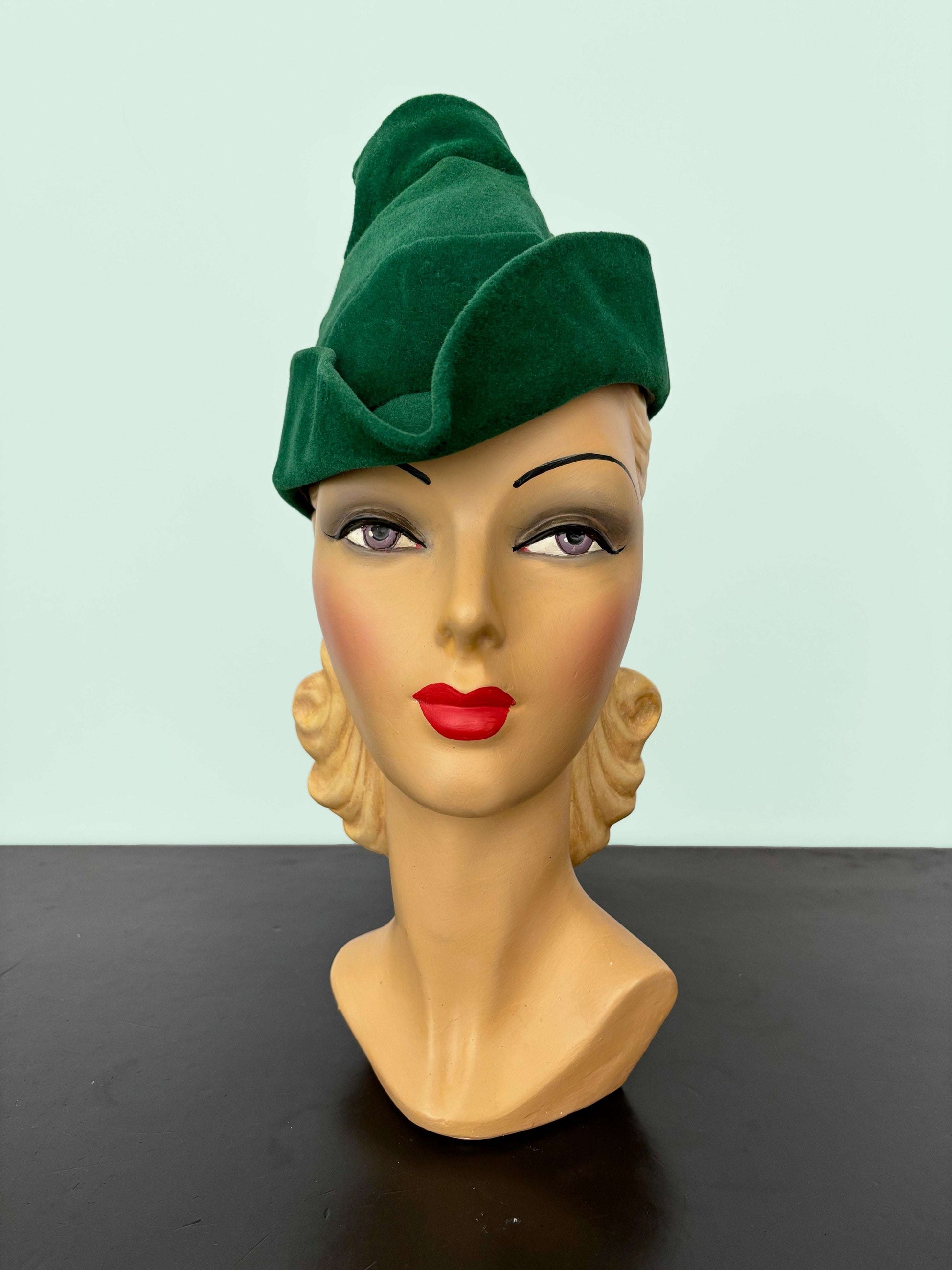 1940s Green Wool Felt Robin Hood Tilt Hat