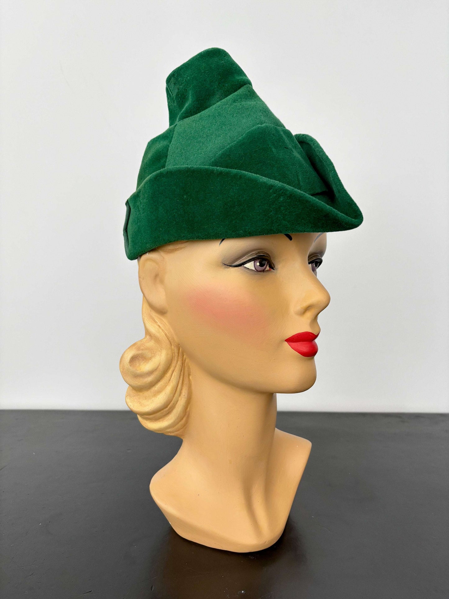 1940s Green Wool Felt Robin Hood Tilt Hat