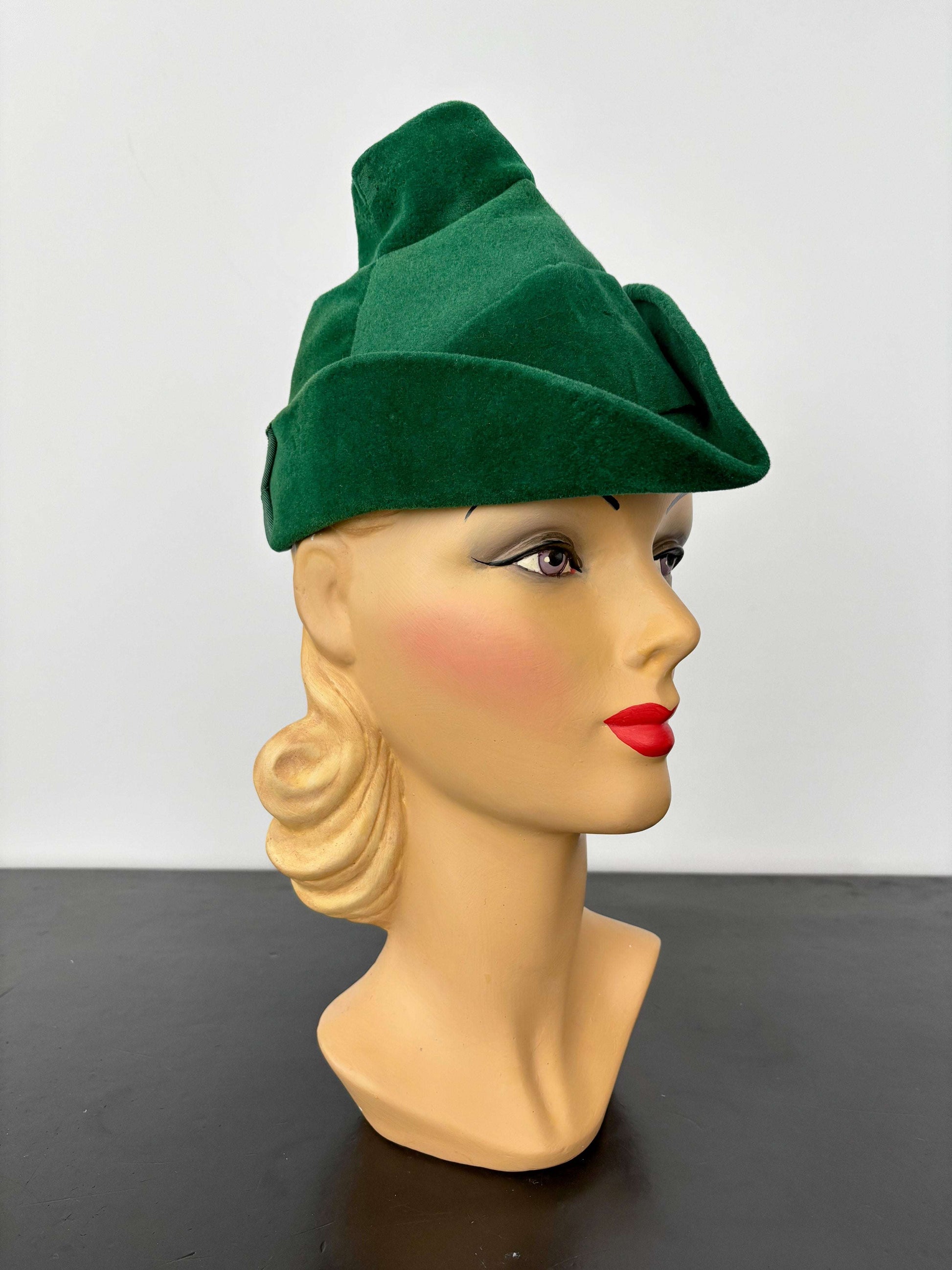1940s Green Wool Felt Robin Hood Tilt Hat