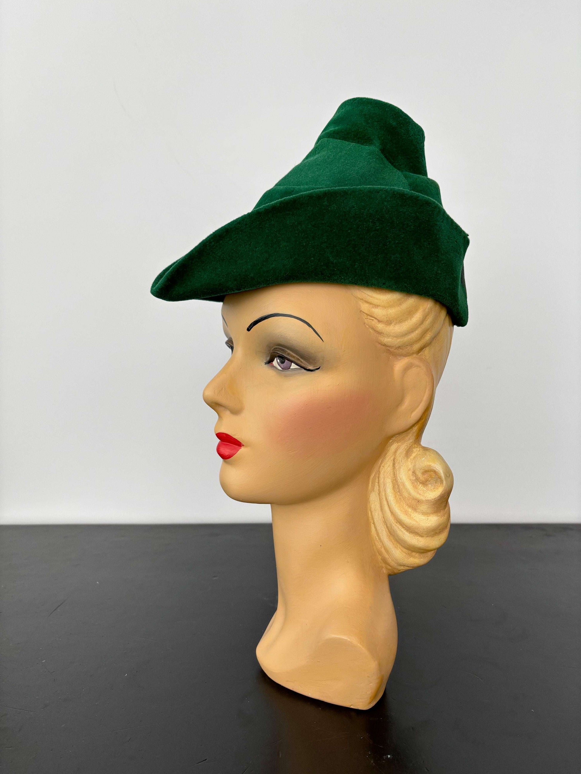 1940s Green Wool Felt Robin Hood Tilt Hat
