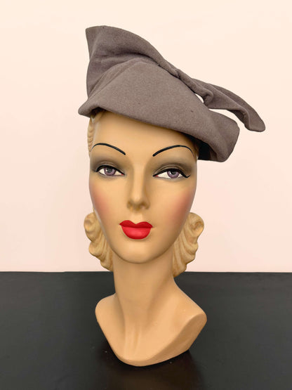 1940s Taupe Felt Sculpted Hat Deadstock