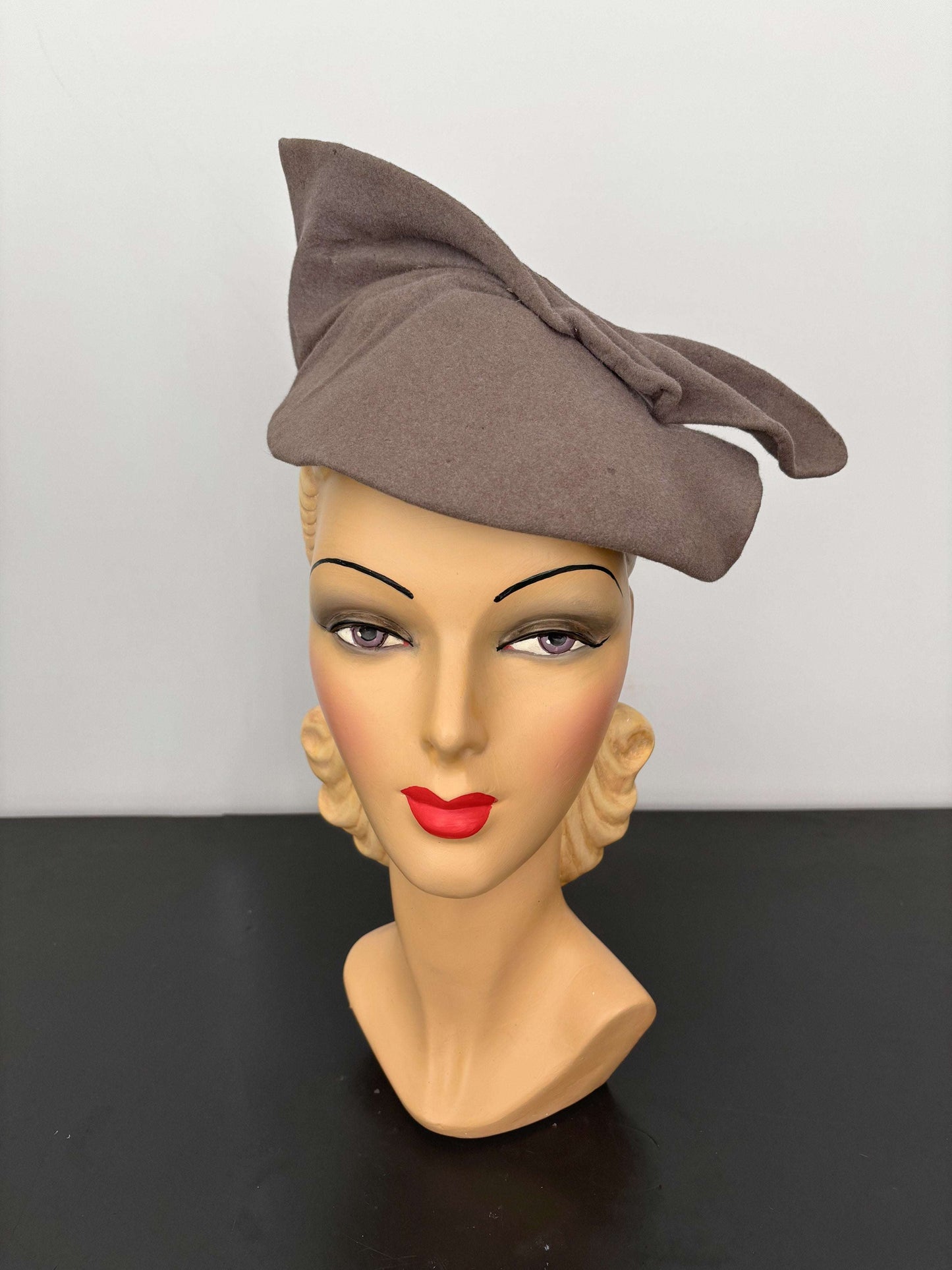 1940s Taupe Felt Sculpted Hat Deadstock