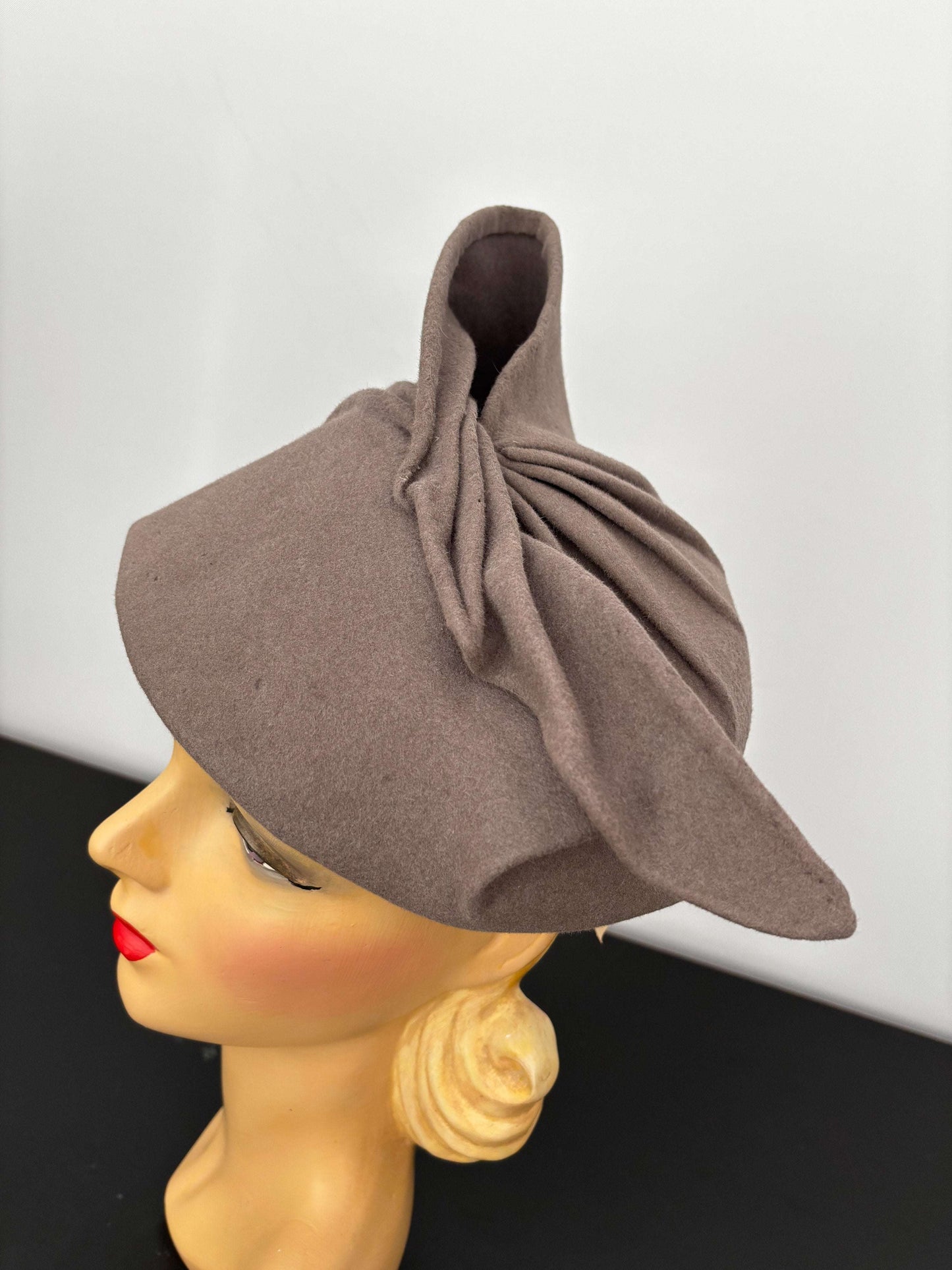 1940s Taupe Felt Sculpted Hat Deadstock