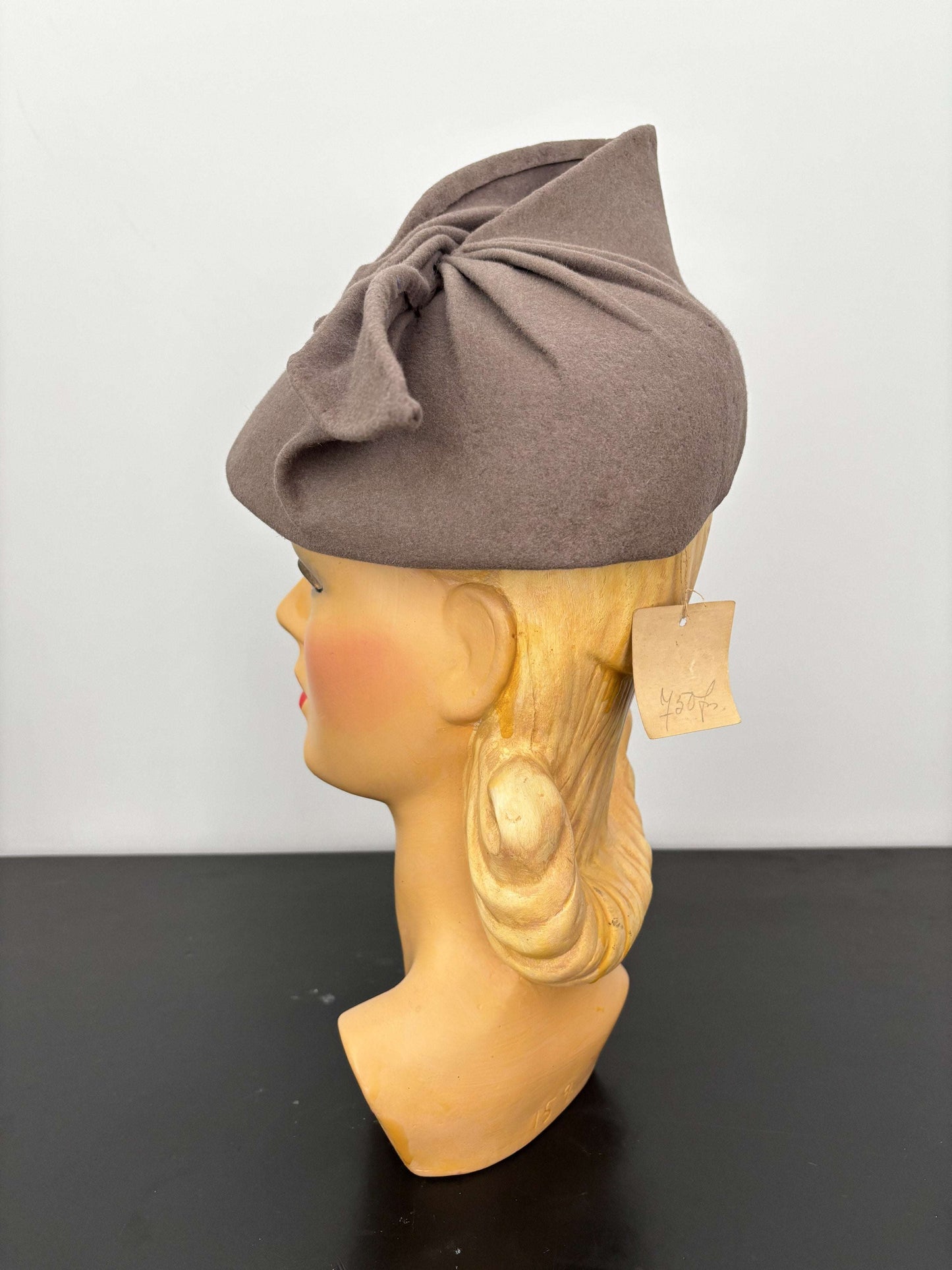 1940s Taupe Felt Sculpted Hat Deadstock