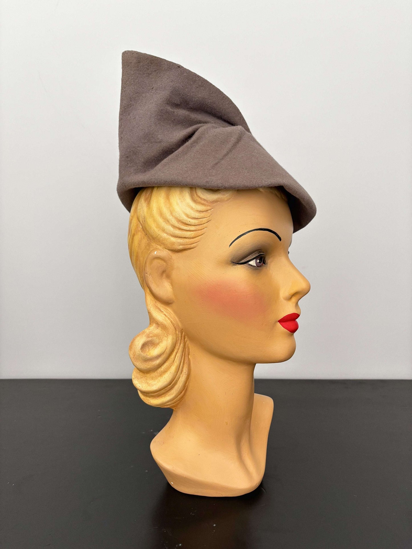 1940s Taupe Felt Sculpted Hat Deadstock
