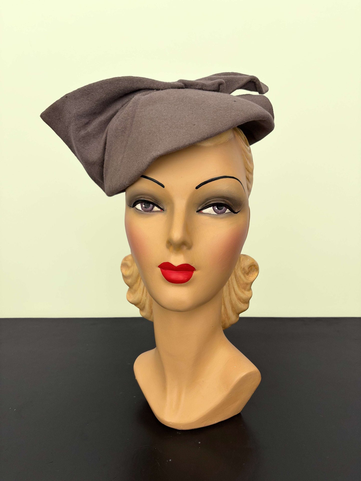 1940s Taupe Felt Sculpted Hat Deadstock