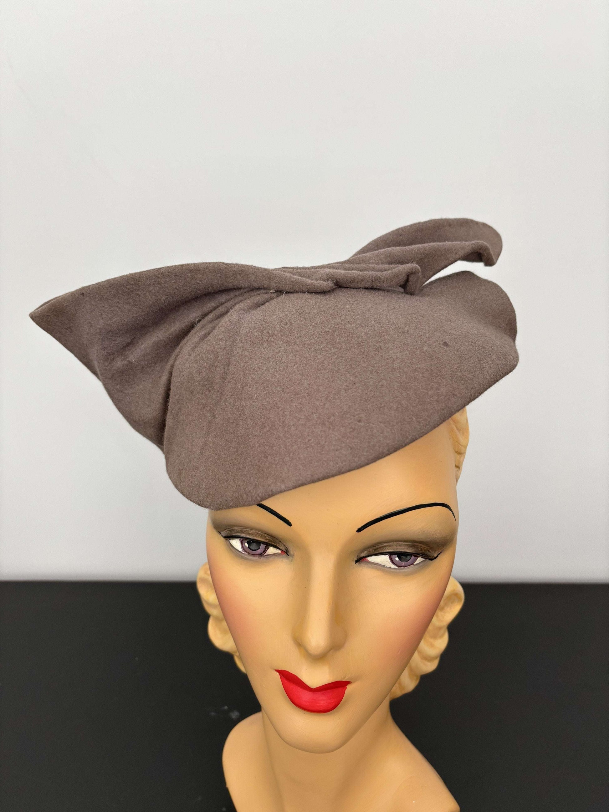 1940s Taupe Felt Sculpted Hat Deadstock