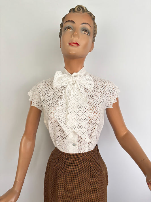 M | 1950s White Cotton Lace Blouse With Pussy Bow