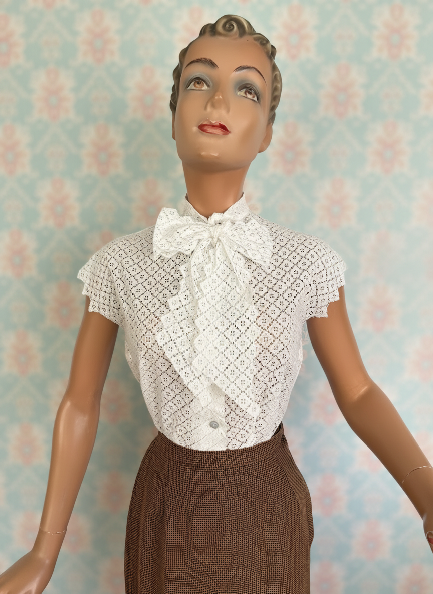 M | 1950s White Cotton Lace Blouse With Pussy Bow